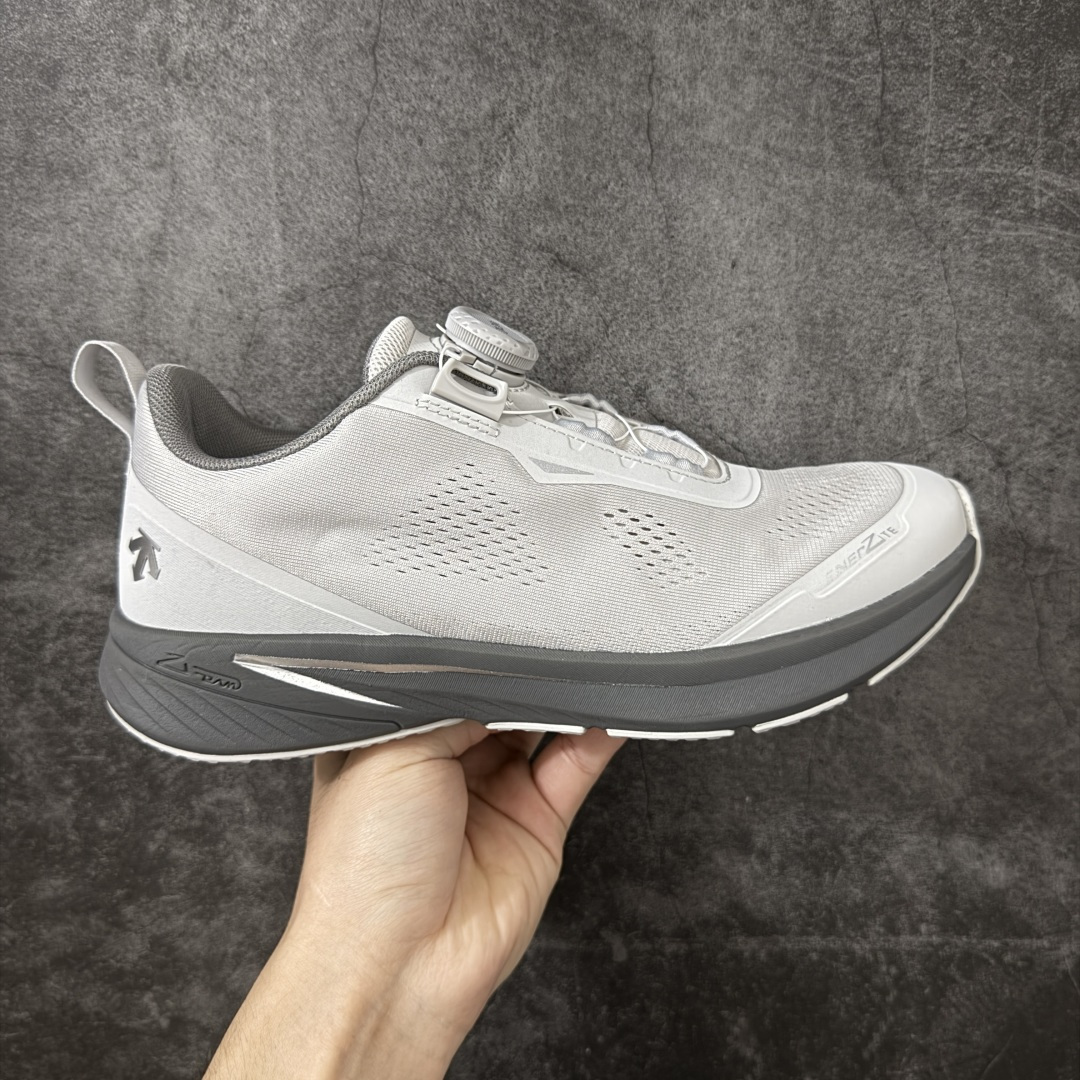 【公司级】DESCENTE BOA Easy Air JR迪桑特 运动慢跑鞋 大厂出品 非莞产顶级 透气针织鞋面搭配 BOA螺丝系带系统，带来舒适便捷的穿着体验！较厚的鞋底设计为跑步提供更好的缓震舒适性(前掌及后跟特别加高侧墙，提升侧向稳定效果)！ 尺码： 39-45含半码-选品中心