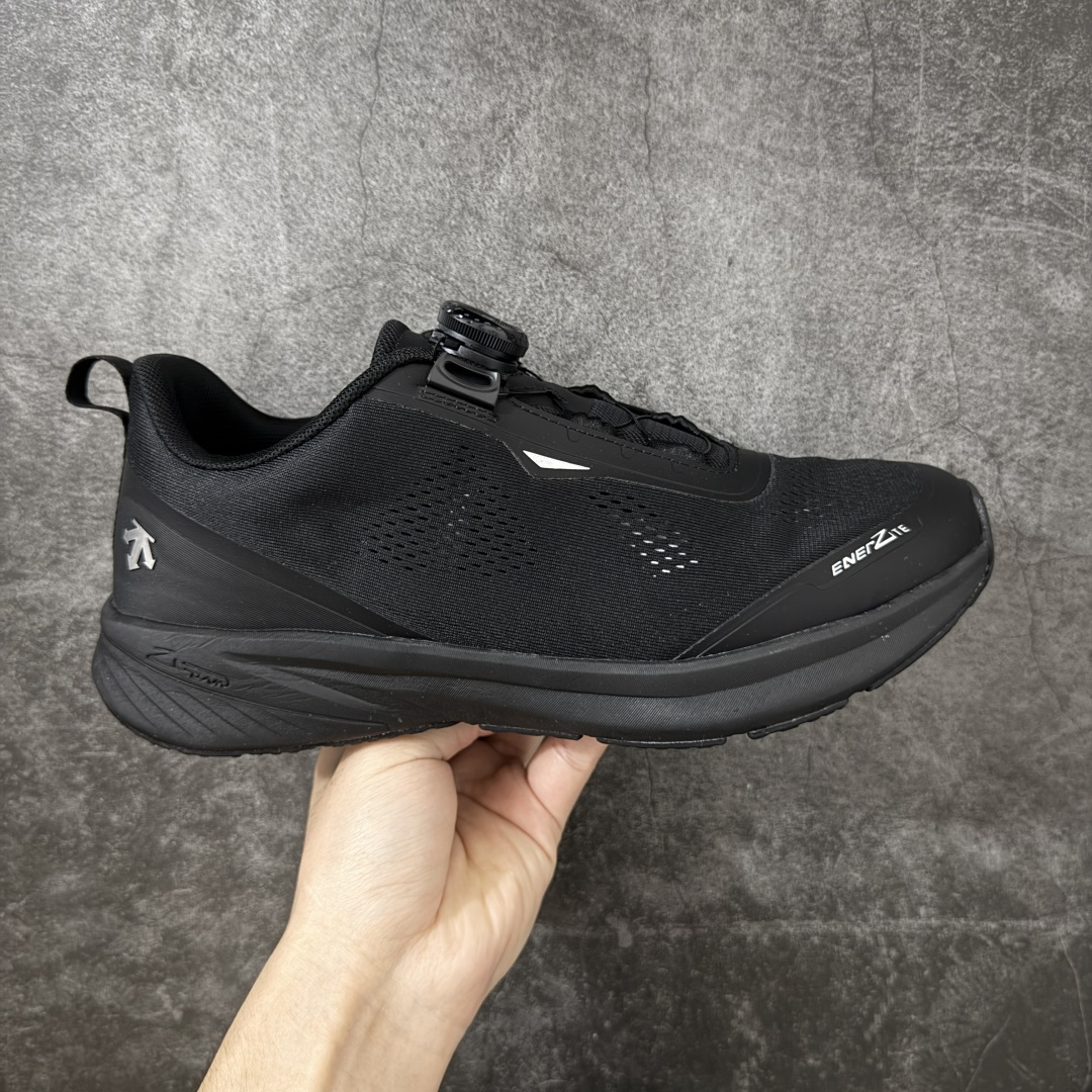 【公司级】DESCENTE BOA Easy Air JR迪桑特 运动慢跑鞋 大厂出品 非莞产顶级 透气针织鞋面搭配 BOA螺丝系带系统，带来舒适便捷的穿着体验！较厚的鞋底设计为跑步提供更好的缓震舒适性(前掌及后跟特别加高侧墙，提升侧向稳定效果)！ 尺码： 39-45含半码-选品中心