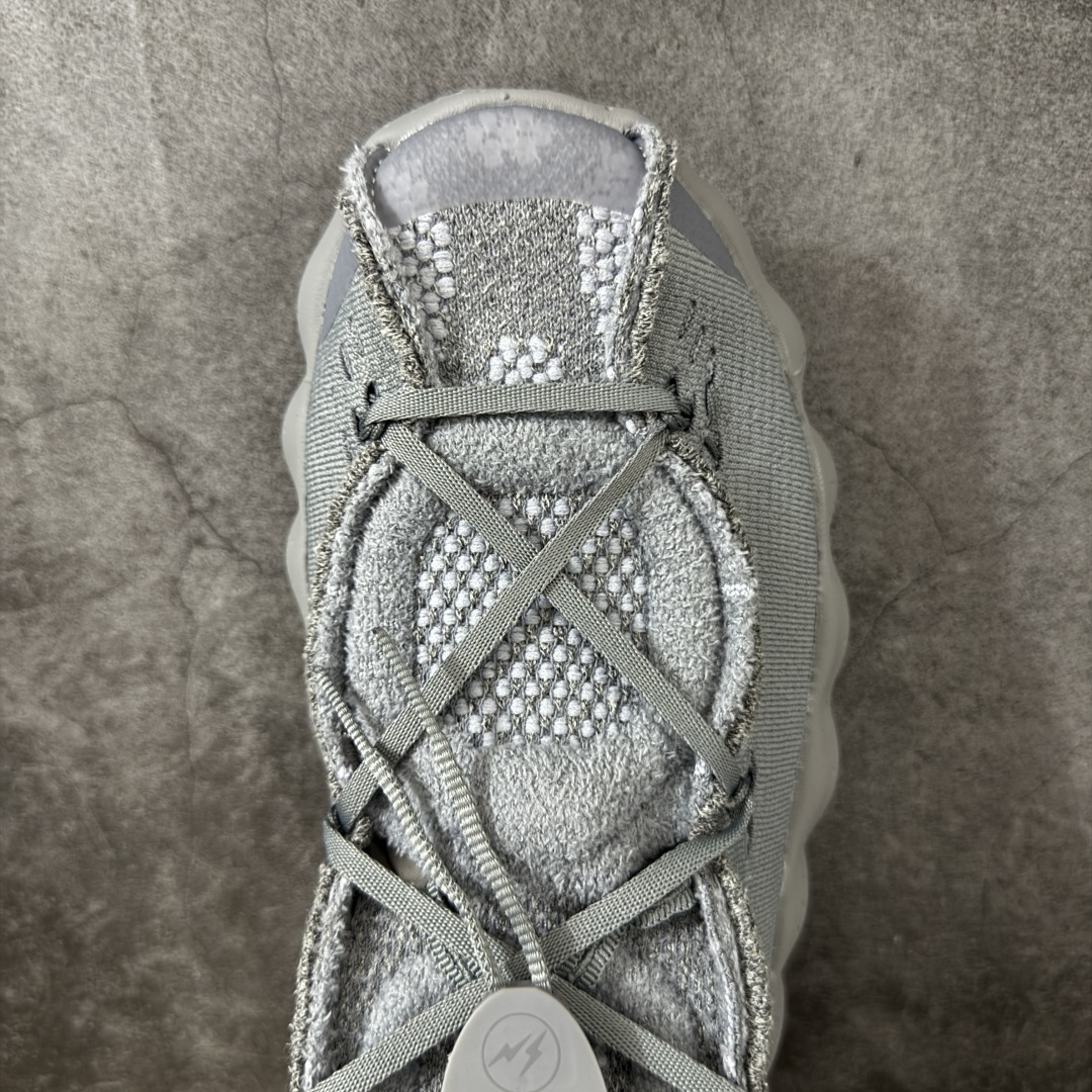 图片[5]-【纯原神版】Fragment Design x NK Mind 002 藤原浩联名 足底按摩舒适运动休闲训练鞋 灰色 IQ8504-001 全套原厂楦头原纸板数据档案 历时四个月倾力打造 原厂0937机台Flyknit飞织工艺 鞋面针织密度弹性完美同步原鞋 工艺同步公司 原厂压底模 加固按摩单元 防止颗粒松动 原装TUP鞋扣 亮黑后跟条 白色字体采用工业级丝网印刷（丝印）工艺 字体边缘锐利清晰 笔画粗细均匀 没有毛边或晕染 依旧延续Mind系列的标志性外观 采用黑色Flyknit鞋面 并用到拼接结构和外露缝线强调设计感 鞋底依旧配备22个皇家蓝独立泡棉按摩球 鞋底的FRAGMENT经典标语也同样保留其中 还在鞋舌加入了一块印有闪电章的特殊提环 来进一步表明联名身份 正常尺码 尺码：36 36.5 37.5 38 38.5 39 40 40.5 41 42 42.5 43 44 44.5 45 46-选品中心