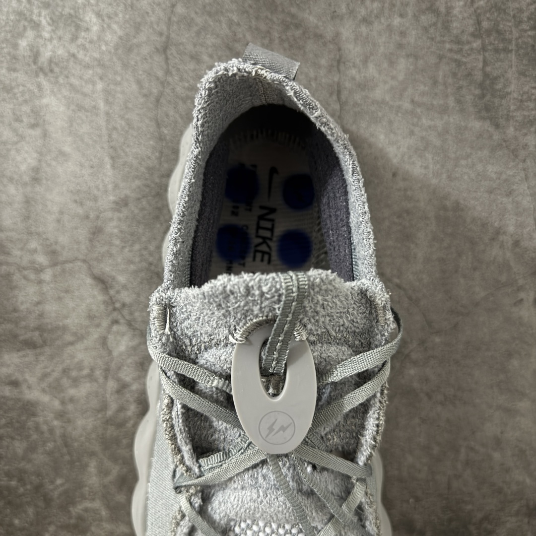 图片[8]-【纯原神版】Fragment Design x NK Mind 002 藤原浩联名 足底按摩舒适运动休闲训练鞋 灰色 IQ8504-001 全套原厂楦头原纸板数据档案 历时四个月倾力打造 原厂0937机台Flyknit飞织工艺 鞋面针织密度弹性完美同步原鞋 工艺同步公司 原厂压底模 加固按摩单元 防止颗粒松动 原装TUP鞋扣 亮黑后跟条 白色字体采用工业级丝网印刷（丝印）工艺 字体边缘锐利清晰 笔画粗细均匀 没有毛边或晕染 依旧延续Mind系列的标志性外观 采用黑色Flyknit鞋面 并用到拼接结构和外露缝线强调设计感 鞋底依旧配备22个皇家蓝独立泡棉按摩球 鞋底的FRAGMENT经典标语也同样保留其中 还在鞋舌加入了一块印有闪电章的特殊提环 来进一步表明联名身份 正常尺码 尺码：36 36.5 37.5 38 38.5 39 40 40.5 41 42 42.5 43 44 44.5 45 46-选品中心
