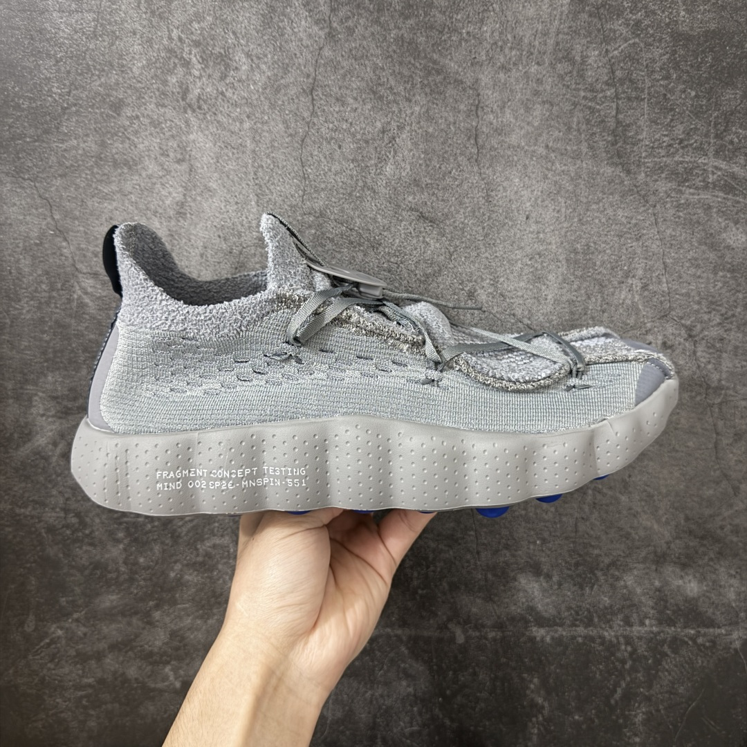 【纯原神版】Fragment Design x NK Mind 002 藤原浩联名 足底按摩舒适运动休闲训练鞋 灰色 IQ8504-001 全套原厂楦头原纸板数据档案 历时四个月倾力打造 原厂0937机台Flyknit飞织工艺 鞋面针织密度弹性完美同步原鞋 工艺同步公司 原厂压底模 加固按摩单元 防止颗粒松动 原装TUP鞋扣 亮黑后跟条 白色字体采用工业级丝网印刷（丝印）工艺 字体边缘锐利清晰 笔画粗细均匀 没有毛边或晕染 依旧延续Mind系列的标志性外观 采用黑色Flyknit鞋面 并用到拼接结构和外露缝线强调设计感 鞋底依旧配备22个皇家蓝独立泡棉按摩球 鞋底的FRAGMENT经典标语也同样保留其中 还在鞋舌加入了一块印有闪电章的特殊提环 来进一步表明联名身份 正常尺码 尺码：36 36.5 37.5 38 38.5 39 40 40.5 41 42 42.5 43 44 44.5 45 46-选品中心