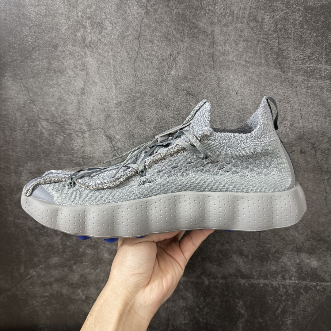图片[2]-【纯原神版】Fragment Design x NK Mind 002 藤原浩联名 足底按摩舒适运动休闲训练鞋 灰色 IQ8504-001 全套原厂楦头原纸板数据档案 历时四个月倾力打造 原厂0937机台Flyknit飞织工艺 鞋面针织密度弹性完美同步原鞋 工艺同步公司 原厂压底模 加固按摩单元 防止颗粒松动 原装TUP鞋扣 亮黑后跟条 白色字体采用工业级丝网印刷（丝印）工艺 字体边缘锐利清晰 笔画粗细均匀 没有毛边或晕染 依旧延续Mind系列的标志性外观 采用黑色Flyknit鞋面 并用到拼接结构和外露缝线强调设计感 鞋底依旧配备22个皇家蓝独立泡棉按摩球 鞋底的FRAGMENT经典标语也同样保留其中 还在鞋舌加入了一块印有闪电章的特殊提环 来进一步表明联名身份 正常尺码 尺码：36 36.5 37.5 38 38.5 39 40 40.5 41 42 42.5 43 44 44.5 45 46-选品中心