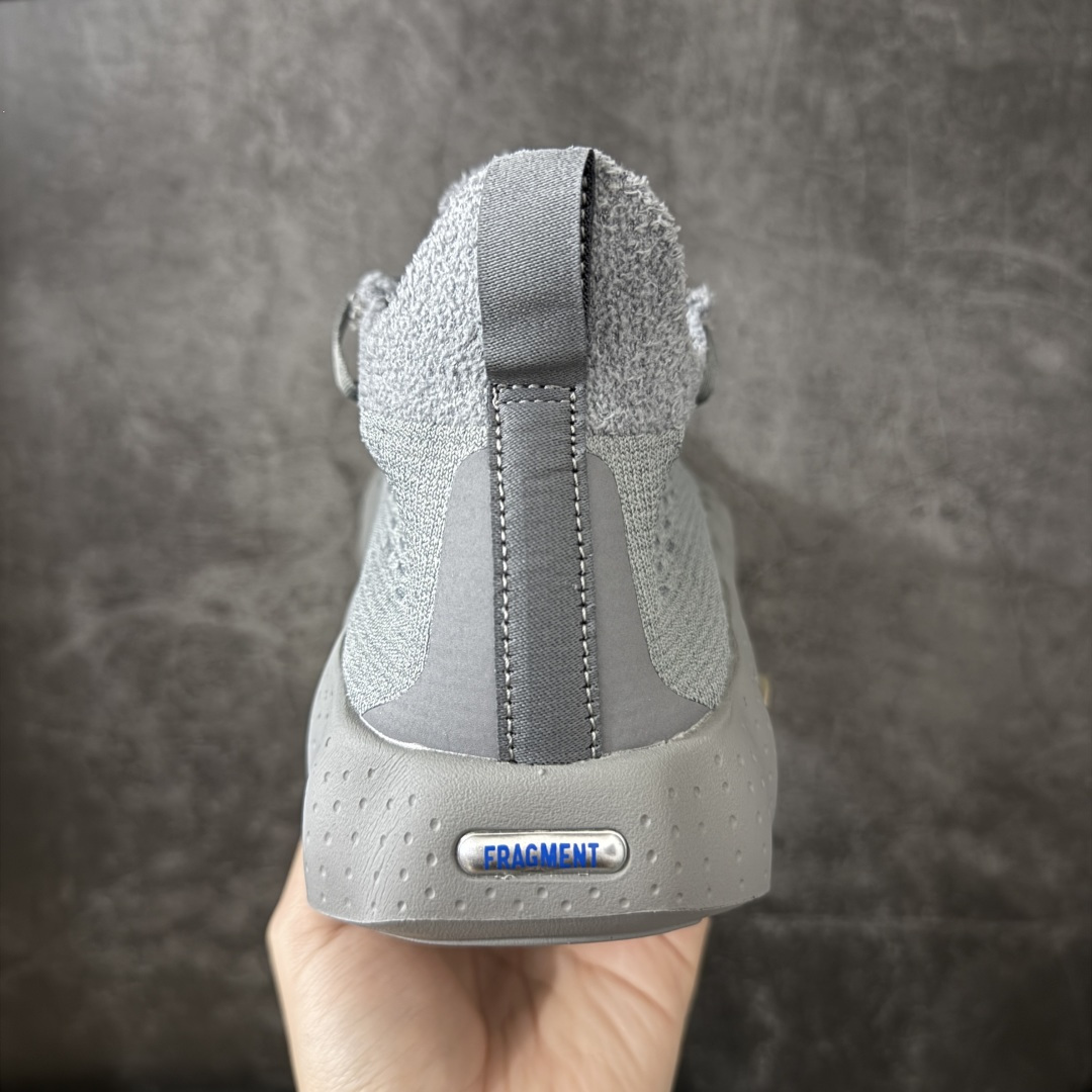 图片[4]-【纯原神版】Fragment Design x NK Mind 002 藤原浩联名 足底按摩舒适运动休闲训练鞋 灰色 IQ8504-001 全套原厂楦头原纸板数据档案 历时四个月倾力打造 原厂0937机台Flyknit飞织工艺 鞋面针织密度弹性完美同步原鞋 工艺同步公司 原厂压底模 加固按摩单元 防止颗粒松动 原装TUP鞋扣 亮黑后跟条 白色字体采用工业级丝网印刷（丝印）工艺 字体边缘锐利清晰 笔画粗细均匀 没有毛边或晕染 依旧延续Mind系列的标志性外观 采用黑色Flyknit鞋面 并用到拼接结构和外露缝线强调设计感 鞋底依旧配备22个皇家蓝独立泡棉按摩球 鞋底的FRAGMENT经典标语也同样保留其中 还在鞋舌加入了一块印有闪电章的特殊提环 来进一步表明联名身份 正常尺码 尺码：36 36.5 37.5 38 38.5 39 40 40.5 41 42 42.5 43 44 44.5 45 46-选品中心