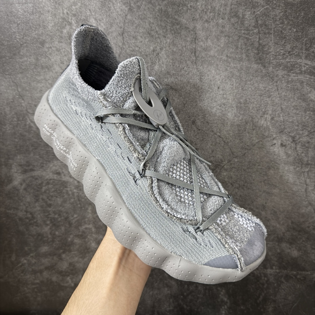 图片[3]-【纯原神版】Fragment Design x NK Mind 002 藤原浩联名 足底按摩舒适运动休闲训练鞋 灰色 IQ8504-001 全套原厂楦头原纸板数据档案 历时四个月倾力打造 原厂0937机台Flyknit飞织工艺 鞋面针织密度弹性完美同步原鞋 工艺同步公司 原厂压底模 加固按摩单元 防止颗粒松动 原装TUP鞋扣 亮黑后跟条 白色字体采用工业级丝网印刷（丝印）工艺 字体边缘锐利清晰 笔画粗细均匀 没有毛边或晕染 依旧延续Mind系列的标志性外观 采用黑色Flyknit鞋面 并用到拼接结构和外露缝线强调设计感 鞋底依旧配备22个皇家蓝独立泡棉按摩球 鞋底的FRAGMENT经典标语也同样保留其中 还在鞋舌加入了一块印有闪电章的特殊提环 来进一步表明联名身份 正常尺码 尺码：36 36.5 37.5 38 38.5 39 40 40.5 41 42 42.5 43 44 44.5 45 46-选品中心