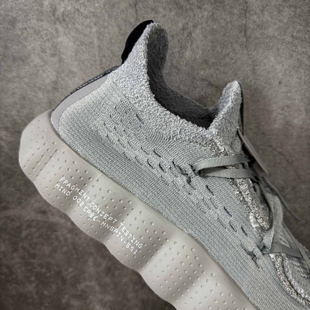 图片[7]-【纯原神版】Fragment Design x NK Mind 002 藤原浩联名 足底按摩舒适运动休闲训练鞋 灰色 IQ8504-001 全套原厂楦头原纸板数据档案 历时四个月倾力打造 原厂0937机台Flyknit飞织工艺 鞋面针织密度弹性完美同步原鞋 工艺同步公司 原厂压底模 加固按摩单元 防止颗粒松动 原装TUP鞋扣 亮黑后跟条 白色字体采用工业级丝网印刷（丝印）工艺 字体边缘锐利清晰 笔画粗细均匀 没有毛边或晕染 依旧延续Mind系列的标志性外观 采用黑色Flyknit鞋面 并用到拼接结构和外露缝线强调设计感 鞋底依旧配备22个皇家蓝独立泡棉按摩球 鞋底的FRAGMENT经典标语也同样保留其中 还在鞋舌加入了一块印有闪电章的特殊提环 来进一步表明联名身份 正常尺码 尺码：36 36.5 37.5 38 38.5 39 40 40.5 41 42 42.5 43 44 44.5 45 46-选品中心