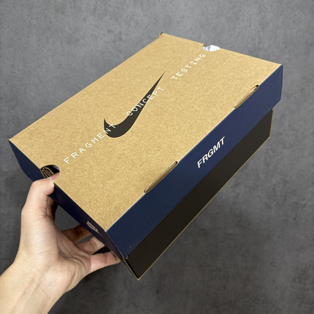 图片[11]-【纯原神版】Fragment Design x NK Mind 002 藤原浩联名 足底按摩舒适运动休闲训练鞋 灰色 IQ8504-001 全套原厂楦头原纸板数据档案 历时四个月倾力打造 原厂0937机台Flyknit飞织工艺 鞋面针织密度弹性完美同步原鞋 工艺同步公司 原厂压底模 加固按摩单元 防止颗粒松动 原装TUP鞋扣 亮黑后跟条 白色字体采用工业级丝网印刷（丝印）工艺 字体边缘锐利清晰 笔画粗细均匀 没有毛边或晕染 依旧延续Mind系列的标志性外观 采用黑色Flyknit鞋面 并用到拼接结构和外露缝线强调设计感 鞋底依旧配备22个皇家蓝独立泡棉按摩球 鞋底的FRAGMENT经典标语也同样保留其中 还在鞋舌加入了一块印有闪电章的特殊提环 来进一步表明联名身份 正常尺码 尺码：36 36.5 37.5 38 38.5 39 40 40.5 41 42 42.5 43 44 44.5 45 46-选品中心