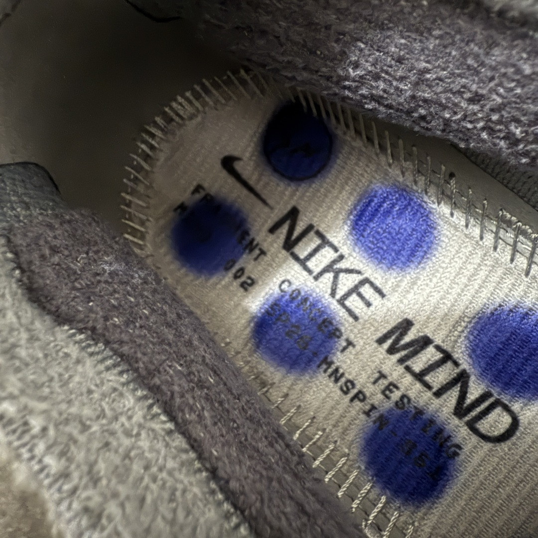 图片[7]-【纯原神版】Fragment Design x NK Mind 002 藤原浩联名 足底按摩舒适运动休闲训练鞋 灰色 IQ8504-001 全套原厂楦头原纸板数据档案 历时四个月倾力打造 原厂0937机台Flyknit飞织工艺 鞋面针织密度弹性完美同步原鞋 工艺同步公司 原厂压底模 加固按摩单元 防止颗粒松动 原装TUP鞋扣 亮黑后跟条 白色字体采用工业级丝网印刷（丝印）工艺 字体边缘锐利清晰 笔画粗细均匀 没有毛边或晕染 依旧延续Mind系列的标志性外观 采用黑色Flyknit鞋面 并用到拼接结构和外露缝线强调设计感 鞋底依旧配备22个皇家蓝独立泡棉按摩球 鞋底的FRAGMENT经典标语也同样保留其中 还在鞋舌加入了一块印有闪电章的特殊提环 来进一步表明联名身份 正常尺码 尺码：36 36.5 37.5 38 38.5 39 40 40.5 41 42 42.5 43 44 44.5 45 46-选品中心