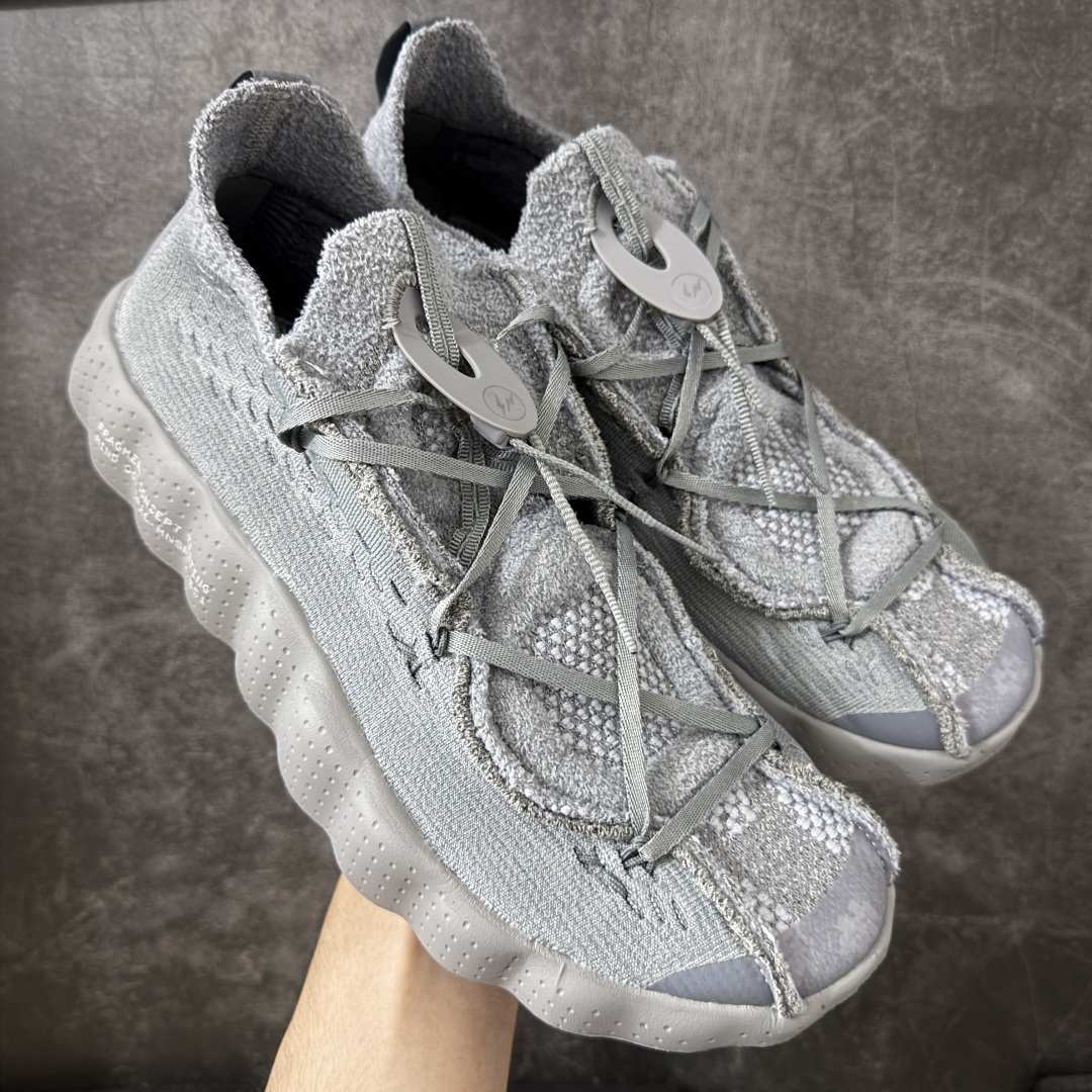 【纯原神版】Fragment Design x NK Mind 002 藤原浩联名 足底按摩舒适运动休闲训练鞋 灰色 IQ8504-001 全套原厂楦头原纸板数据档案 历时四个月倾力打造 原厂0937机台Flyknit飞织工艺 鞋面针织密度弹性完美同步原鞋 工艺同步公司 原厂压底模 加固按摩单元 防止颗粒松动 原装TUP鞋扣 亮黑后跟条 白色字体采用工业级丝网印刷（丝印）工艺 字体边缘锐利清晰 笔画粗细均匀 没有毛边或晕染 依旧延续Mind系列的标志性外观 采用黑色Flyknit鞋面 并用到拼接结构和外露缝线强调设计感 鞋底依旧配备22个皇家蓝独立泡棉按摩球 鞋底的FRAGMENT经典标语也同样保留其中 还在鞋舌加入了一块印有闪电章的特殊提环 来进一步表明联名身份 正常尺码 尺码：36 36.5 37.5 38 38.5 39 40 40.5 41 42 42.5 43 44 44.5 45 46-选品中心