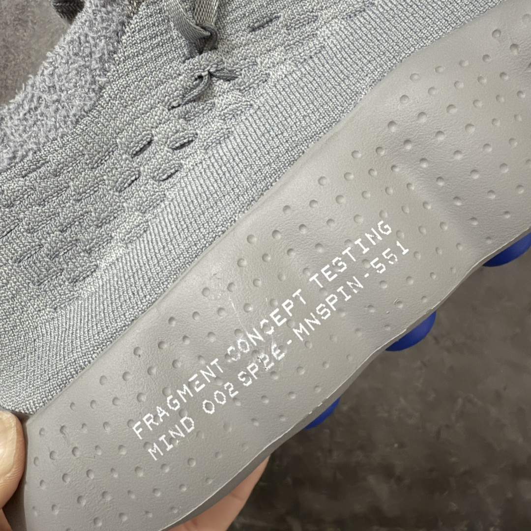 图片[3]-【纯原神版】Fragment Design x NK Mind 002 藤原浩联名 足底按摩舒适运动休闲训练鞋 灰色 IQ8504-001 全套原厂楦头原纸板数据档案 历时四个月倾力打造 原厂0937机台Flyknit飞织工艺 鞋面针织密度弹性完美同步原鞋 工艺同步公司 原厂压底模 加固按摩单元 防止颗粒松动 原装TUP鞋扣 亮黑后跟条 白色字体采用工业级丝网印刷（丝印）工艺 字体边缘锐利清晰 笔画粗细均匀 没有毛边或晕染 依旧延续Mind系列的标志性外观 采用黑色Flyknit鞋面 并用到拼接结构和外露缝线强调设计感 鞋底依旧配备22个皇家蓝独立泡棉按摩球 鞋底的FRAGMENT经典标语也同样保留其中 还在鞋舌加入了一块印有闪电章的特殊提环 来进一步表明联名身份 正常尺码 尺码：36 36.5 37.5 38 38.5 39 40 40.5 41 42 42.5 43 44 44.5 45 46-选品中心