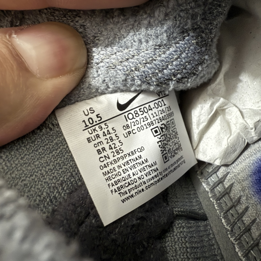 图片[6]-【纯原神版】Fragment Design x NK Mind 002 藤原浩联名 足底按摩舒适运动休闲训练鞋 灰色 IQ8504-001 全套原厂楦头原纸板数据档案 历时四个月倾力打造 原厂0937机台Flyknit飞织工艺 鞋面针织密度弹性完美同步原鞋 工艺同步公司 原厂压底模 加固按摩单元 防止颗粒松动 原装TUP鞋扣 亮黑后跟条 白色字体采用工业级丝网印刷（丝印）工艺 字体边缘锐利清晰 笔画粗细均匀 没有毛边或晕染 依旧延续Mind系列的标志性外观 采用黑色Flyknit鞋面 并用到拼接结构和外露缝线强调设计感 鞋底依旧配备22个皇家蓝独立泡棉按摩球 鞋底的FRAGMENT经典标语也同样保留其中 还在鞋舌加入了一块印有闪电章的特殊提环 来进一步表明联名身份 正常尺码 尺码：36 36.5 37.5 38 38.5 39 40 40.5 41 42 42.5 43 44 44.5 45 46-选品中心