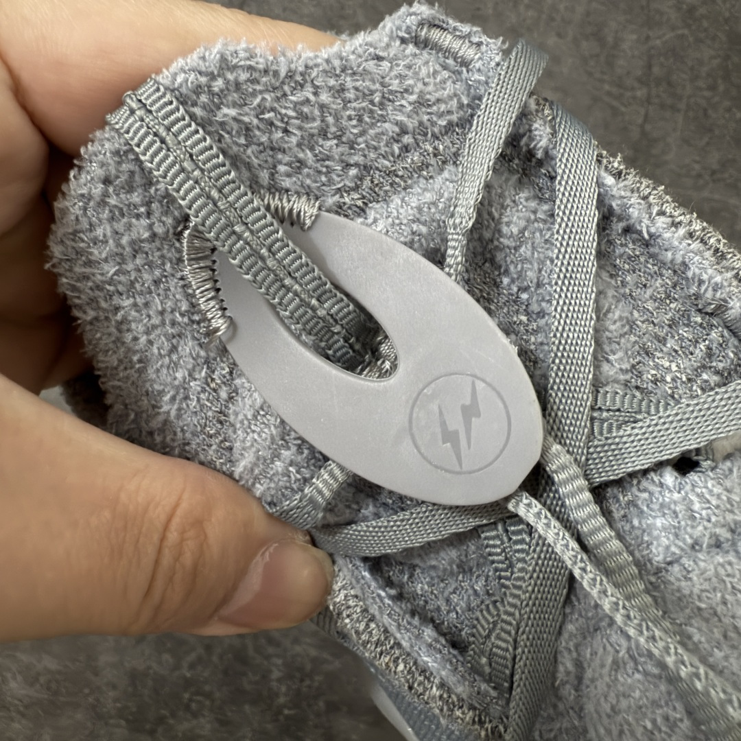 图片[5]-【纯原神版】Fragment Design x NK Mind 002 藤原浩联名 足底按摩舒适运动休闲训练鞋 灰色 IQ8504-001 全套原厂楦头原纸板数据档案 历时四个月倾力打造 原厂0937机台Flyknit飞织工艺 鞋面针织密度弹性完美同步原鞋 工艺同步公司 原厂压底模 加固按摩单元 防止颗粒松动 原装TUP鞋扣 亮黑后跟条 白色字体采用工业级丝网印刷（丝印）工艺 字体边缘锐利清晰 笔画粗细均匀 没有毛边或晕染 依旧延续Mind系列的标志性外观 采用黑色Flyknit鞋面 并用到拼接结构和外露缝线强调设计感 鞋底依旧配备22个皇家蓝独立泡棉按摩球 鞋底的FRAGMENT经典标语也同样保留其中 还在鞋舌加入了一块印有闪电章的特殊提环 来进一步表明联名身份 正常尺码 尺码：36 36.5 37.5 38 38.5 39 40 40.5 41 42 42.5 43 44 44.5 45 46-选品中心