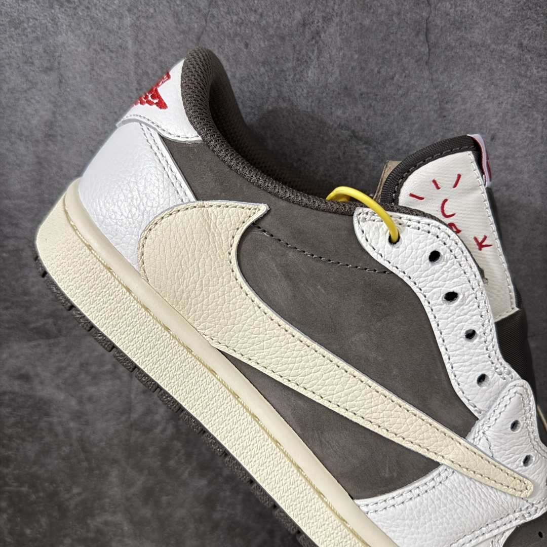 图片[7]-【GX2.0海外版】Travis Scott x Air Jordan AJ1 Low OG SP TS联名白棕倒钩低帮 DM7866-162 知名大厂出品 纯原第一梯队版本 产品品控稳定性领先行业 各方面均可对飙市面通货版 SZ原厂全套原楦原纸板冲刀磨具开发 原厂皮料加持 原厂港宝加持定型后跟R度完美 同源原厂电绣 鬼脸飞翼针数密度立体效果一致 百分百一致原鞋 原厂拉帮工艺 针距密度一致 后跟弧度收口自然不对折 极致一眼正品既视感 进口玻璃冲刀皮料裁剪零毛边 全鞋电脑针车工艺 品控清洁度最高QC检验标准 免检产品 原厂订购鞋盒、鞋标、防尘纸、鞋撑、鞋带 追求极致的原厂味道 尺码：36-48.5-选品中心