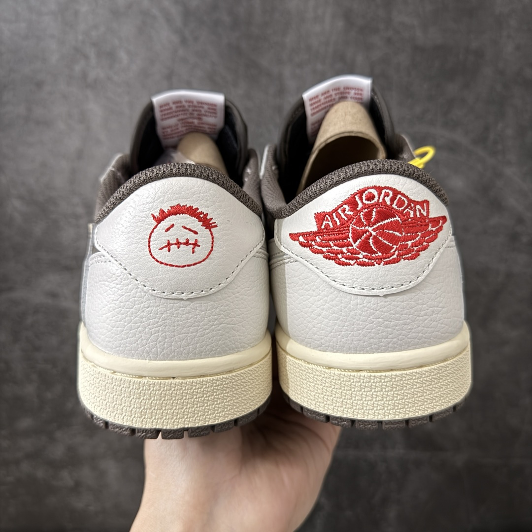 图片[4]-【GX2.0海外版】Travis Scott x Air Jordan AJ1 Low OG SP TS联名白棕倒钩低帮 DM7866-162 知名大厂出品 纯原第一梯队版本 产品品控稳定性领先行业 各方面均可对飙市面通货版 SZ原厂全套原楦原纸板冲刀磨具开发 原厂皮料加持 原厂港宝加持定型后跟R度完美 同源原厂电绣 鬼脸飞翼针数密度立体效果一致 百分百一致原鞋 原厂拉帮工艺 针距密度一致 后跟弧度收口自然不对折 极致一眼正品既视感 进口玻璃冲刀皮料裁剪零毛边 全鞋电脑针车工艺 品控清洁度最高QC检验标准 免检产品 原厂订购鞋盒、鞋标、防尘纸、鞋撑、鞋带 追求极致的原厂味道 尺码：36-48.5-选品中心
