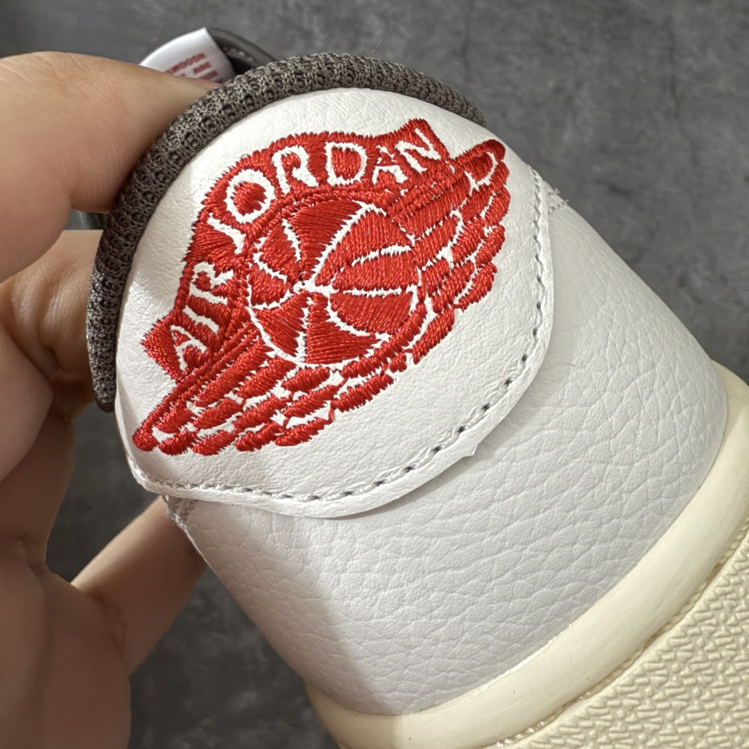 图片[9]-【GX2.0海外版】Travis Scott x Air Jordan AJ1 Low OG SP TS联名白棕倒钩低帮 DM7866-162 知名大厂出品 纯原第一梯队版本 产品品控稳定性领先行业 各方面均可对飙市面通货版 SZ原厂全套原楦原纸板冲刀磨具开发 原厂皮料加持 原厂港宝加持定型后跟R度完美 同源原厂电绣 鬼脸飞翼针数密度立体效果一致 百分百一致原鞋 原厂拉帮工艺 针距密度一致 后跟弧度收口自然不对折 极致一眼正品既视感 进口玻璃冲刀皮料裁剪零毛边 全鞋电脑针车工艺 品控清洁度最高QC检验标准 免检产品 原厂订购鞋盒、鞋标、防尘纸、鞋撑、鞋带 追求极致的原厂味道 尺码：36-48.5-选品中心