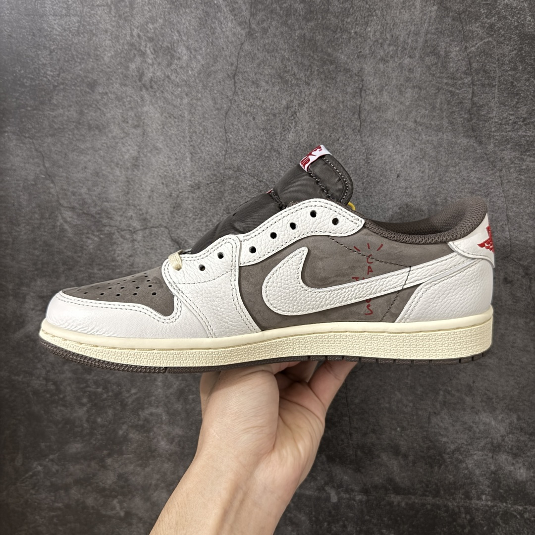 图片[2]-【GX2.0海外版】Travis Scott x Air Jordan AJ1 Low OG SP TS联名白棕倒钩低帮 DM7866-162 知名大厂出品 纯原第一梯队版本 产品品控稳定性领先行业 各方面均可对飙市面通货版 SZ原厂全套原楦原纸板冲刀磨具开发 原厂皮料加持 原厂港宝加持定型后跟R度完美 同源原厂电绣 鬼脸飞翼针数密度立体效果一致 百分百一致原鞋 原厂拉帮工艺 针距密度一致 后跟弧度收口自然不对折 极致一眼正品既视感 进口玻璃冲刀皮料裁剪零毛边 全鞋电脑针车工艺 品控清洁度最高QC检验标准 免检产品 原厂订购鞋盒、鞋标、防尘纸、鞋撑、鞋带 追求极致的原厂味道 尺码：36-48.5-选品中心