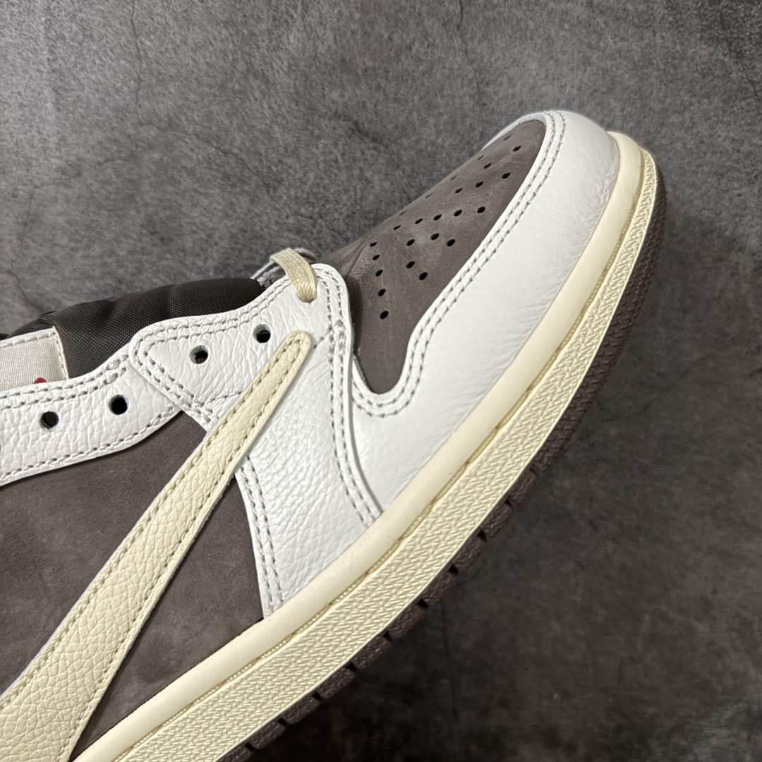 图片[6]-【GX2.0海外版】Travis Scott x Air Jordan AJ1 Low OG SP TS联名白棕倒钩低帮 DM7866-162 知名大厂出品 纯原第一梯队版本 产品品控稳定性领先行业 各方面均可对飙市面通货版 SZ原厂全套原楦原纸板冲刀磨具开发 原厂皮料加持 原厂港宝加持定型后跟R度完美 同源原厂电绣 鬼脸飞翼针数密度立体效果一致 百分百一致原鞋 原厂拉帮工艺 针距密度一致 后跟弧度收口自然不对折 极致一眼正品既视感 进口玻璃冲刀皮料裁剪零毛边 全鞋电脑针车工艺 品控清洁度最高QC检验标准 免检产品 原厂订购鞋盒、鞋标、防尘纸、鞋撑、鞋带 追求极致的原厂味道 尺码：36-48.5-选品中心