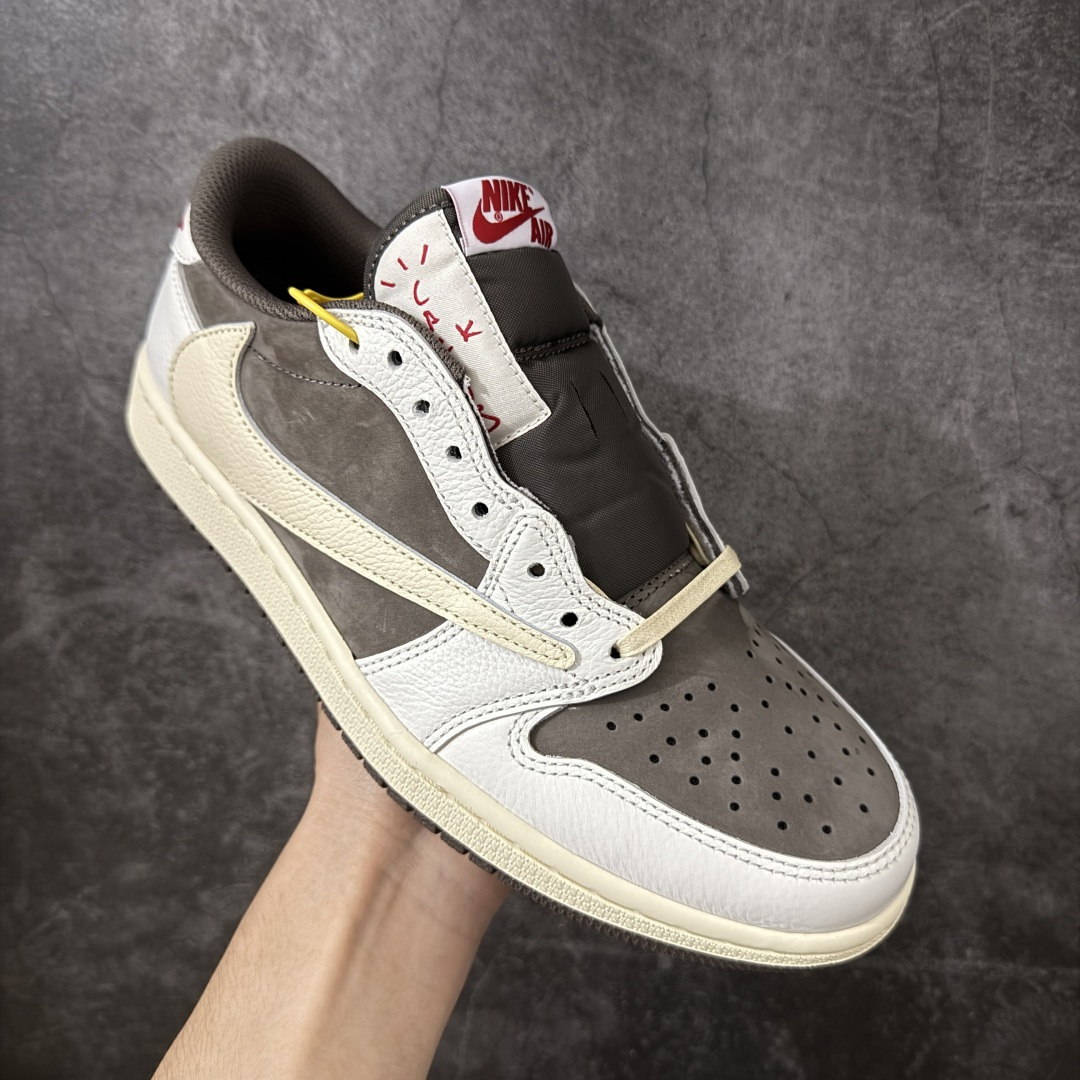 图片[3]-【GX2.0海外版】Travis Scott x Air Jordan AJ1 Low OG SP TS联名白棕倒钩低帮 DM7866-162 知名大厂出品 纯原第一梯队版本 产品品控稳定性领先行业 各方面均可对飙市面通货版 SZ原厂全套原楦原纸板冲刀磨具开发 原厂皮料加持 原厂港宝加持定型后跟R度完美 同源原厂电绣 鬼脸飞翼针数密度立体效果一致 百分百一致原鞋 原厂拉帮工艺 针距密度一致 后跟弧度收口自然不对折 极致一眼正品既视感 进口玻璃冲刀皮料裁剪零毛边 全鞋电脑针车工艺 品控清洁度最高QC检验标准 免检产品 原厂订购鞋盒、鞋标、防尘纸、鞋撑、鞋带 追求极致的原厂味道 尺码：36-48.5-选品中心
