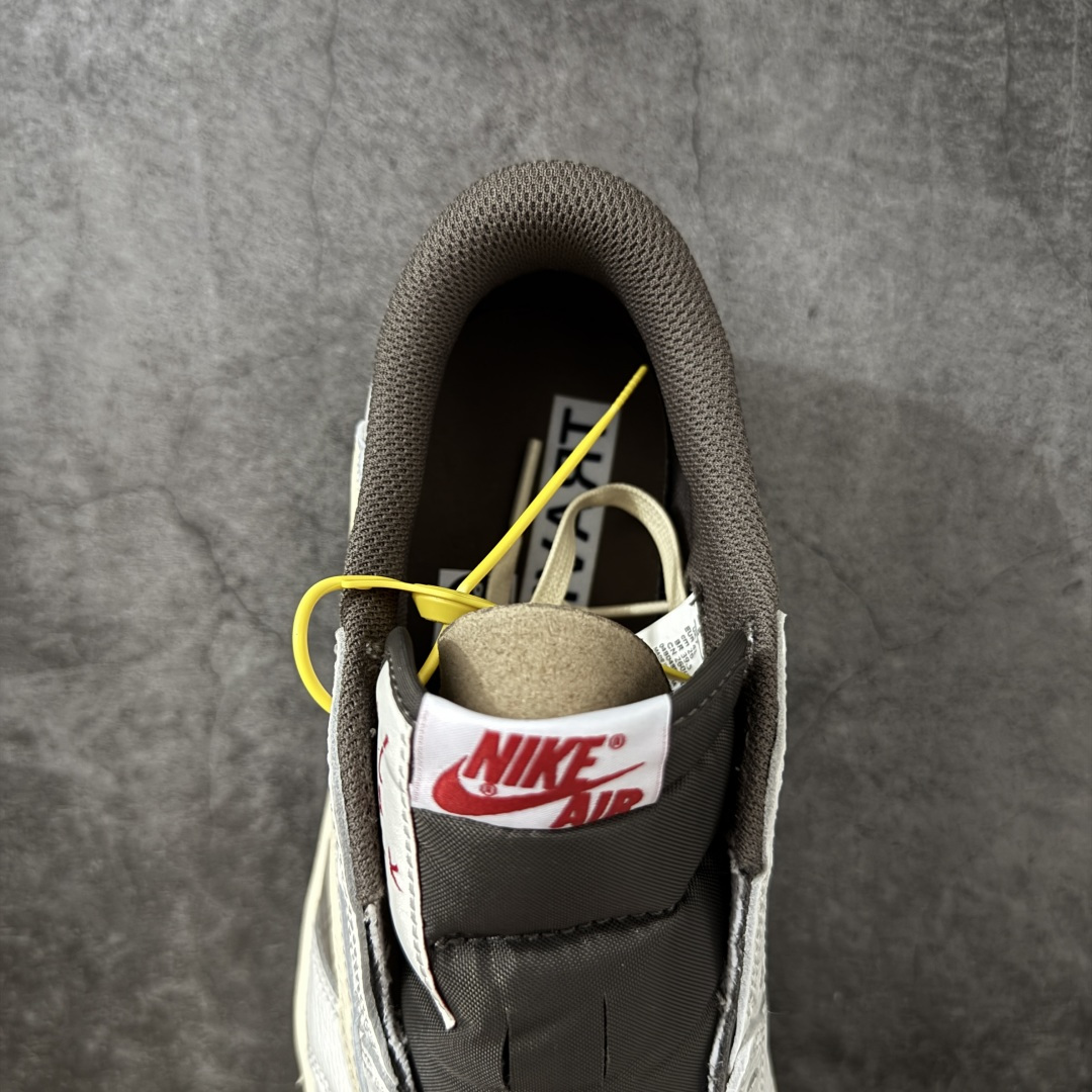 图片[8]-【GX2.0海外版】Travis Scott x Air Jordan AJ1 Low OG SP TS联名白棕倒钩低帮 DM7866-162 知名大厂出品 纯原第一梯队版本 产品品控稳定性领先行业 各方面均可对飙市面通货版 SZ原厂全套原楦原纸板冲刀磨具开发 原厂皮料加持 原厂港宝加持定型后跟R度完美 同源原厂电绣 鬼脸飞翼针数密度立体效果一致 百分百一致原鞋 原厂拉帮工艺 针距密度一致 后跟弧度收口自然不对折 极致一眼正品既视感 进口玻璃冲刀皮料裁剪零毛边 全鞋电脑针车工艺 品控清洁度最高QC检验标准 免检产品 原厂订购鞋盒、鞋标、防尘纸、鞋撑、鞋带 追求极致的原厂味道 尺码：36-48.5-选品中心