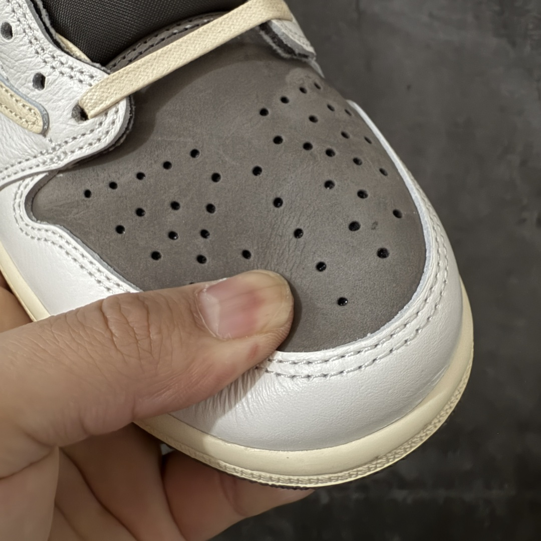 图片[5]-【GX2.0海外版】Travis Scott x Air Jordan AJ1 Low OG SP TS联名白棕倒钩低帮 DM7866-162 知名大厂出品 纯原第一梯队版本 产品品控稳定性领先行业 各方面均可对飙市面通货版 SZ原厂全套原楦原纸板冲刀磨具开发 原厂皮料加持 原厂港宝加持定型后跟R度完美 同源原厂电绣 鬼脸飞翼针数密度立体效果一致 百分百一致原鞋 原厂拉帮工艺 针距密度一致 后跟弧度收口自然不对折 极致一眼正品既视感 进口玻璃冲刀皮料裁剪零毛边 全鞋电脑针车工艺 品控清洁度最高QC检验标准 免检产品 原厂订购鞋盒、鞋标、防尘纸、鞋撑、鞋带 追求极致的原厂味道 尺码：36-48.5-选品中心
