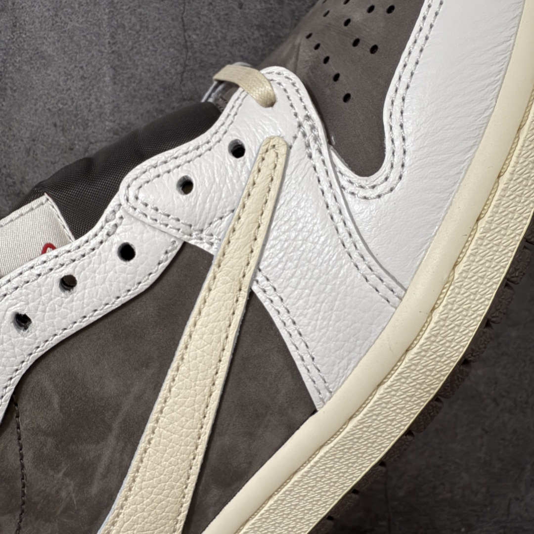 图片[4]-【GX2.0海外版】Travis Scott x Air Jordan AJ1 Low OG SP TS联名白棕倒钩低帮 DM7866-162 知名大厂出品 纯原第一梯队版本 产品品控稳定性领先行业 各方面均可对飙市面通货版 SZ原厂全套原楦原纸板冲刀磨具开发 原厂皮料加持 原厂港宝加持定型后跟R度完美 同源原厂电绣 鬼脸飞翼针数密度立体效果一致 百分百一致原鞋 原厂拉帮工艺 针距密度一致 后跟弧度收口自然不对折 极致一眼正品既视感 进口玻璃冲刀皮料裁剪零毛边 全鞋电脑针车工艺 品控清洁度最高QC检验标准 免检产品 原厂订购鞋盒、鞋标、防尘纸、鞋撑、鞋带 追求极致的原厂味道 尺码：36-48.5-选品中心