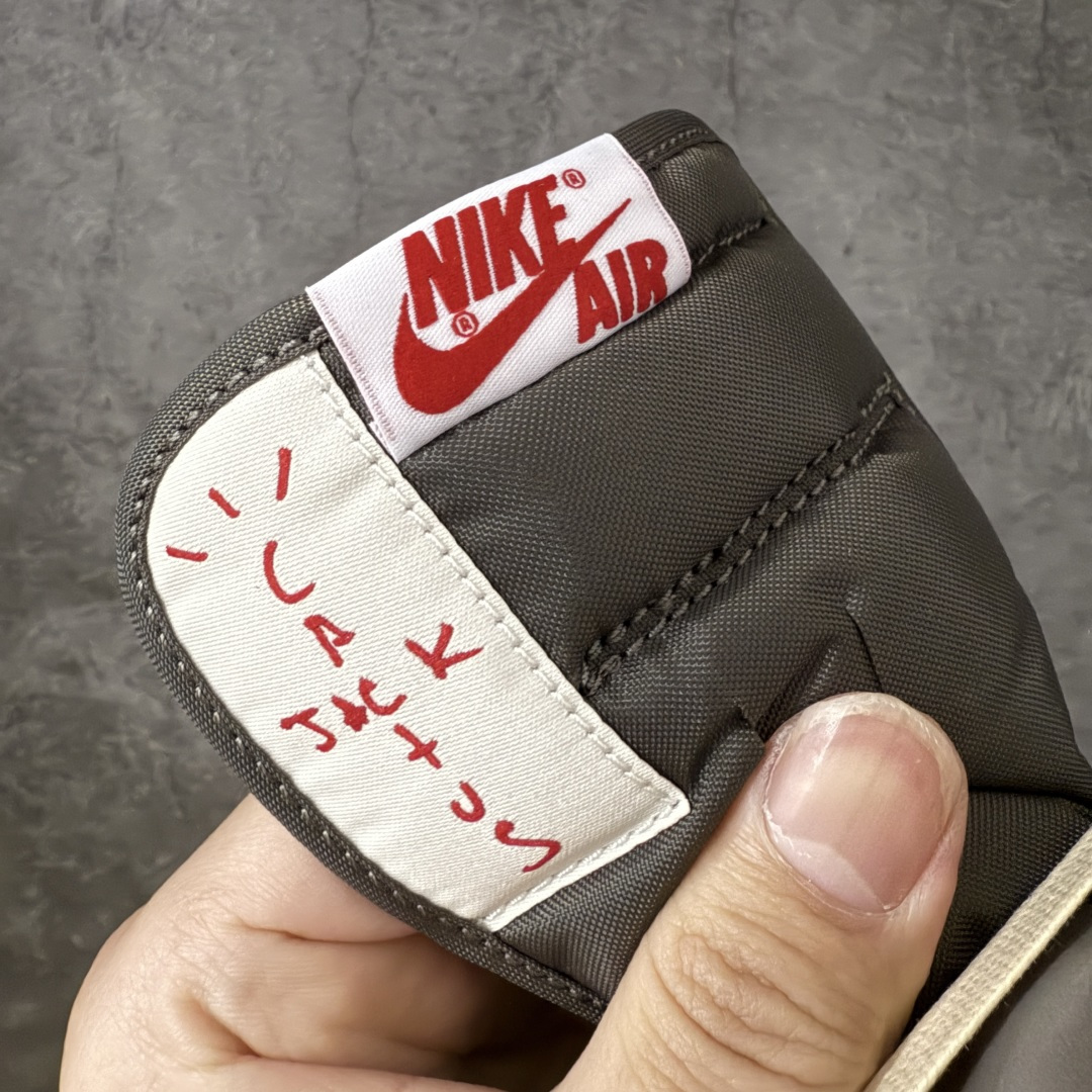 图片[6]-【GX2.0海外版】Travis Scott x Air Jordan AJ1 Low OG SP TS联名白棕倒钩低帮 DM7866-162 知名大厂出品 纯原第一梯队版本 产品品控稳定性领先行业 各方面均可对飙市面通货版 SZ原厂全套原楦原纸板冲刀磨具开发 原厂皮料加持 原厂港宝加持定型后跟R度完美 同源原厂电绣 鬼脸飞翼针数密度立体效果一致 百分百一致原鞋 原厂拉帮工艺 针距密度一致 后跟弧度收口自然不对折 极致一眼正品既视感 进口玻璃冲刀皮料裁剪零毛边 全鞋电脑针车工艺 品控清洁度最高QC检验标准 免检产品 原厂订购鞋盒、鞋标、防尘纸、鞋撑、鞋带 追求极致的原厂味道 尺码：36-48.5-选品中心