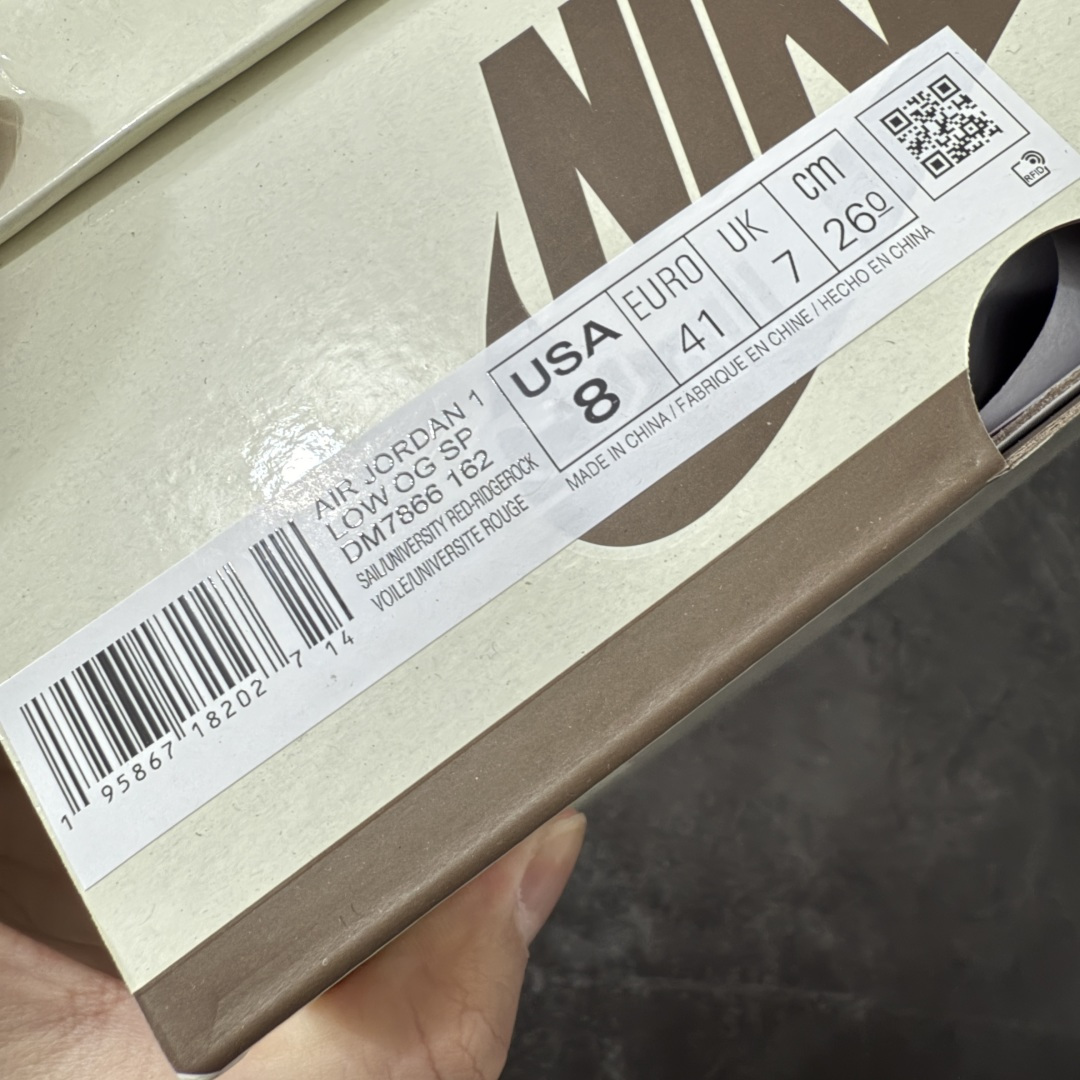 图片[11]-【GX2.0海外版】Travis Scott x Air Jordan AJ1 Low OG SP TS联名白棕倒钩低帮 DM7866-162 知名大厂出品 纯原第一梯队版本 产品品控稳定性领先行业 各方面均可对飙市面通货版 SZ原厂全套原楦原纸板冲刀磨具开发 原厂皮料加持 原厂港宝加持定型后跟R度完美 同源原厂电绣 鬼脸飞翼针数密度立体效果一致 百分百一致原鞋 原厂拉帮工艺 针距密度一致 后跟弧度收口自然不对折 极致一眼正品既视感 进口玻璃冲刀皮料裁剪零毛边 全鞋电脑针车工艺 品控清洁度最高QC检验标准 免检产品 原厂订购鞋盒、鞋标、防尘纸、鞋撑、鞋带 追求极致的原厂味道 尺码：36-48.5-选品中心