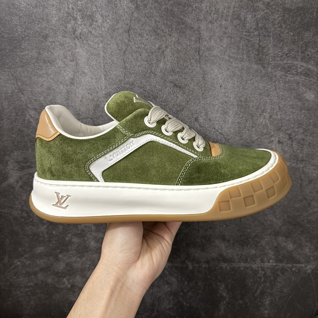 【HS顶级礼盒版】LV 路易威登LOUIS VUITTON Tilted Low Sneakers 倾斜系列低帮复古休闲运动文化百搭板鞋 2026早春款板鞋 饼干鞋 礼盒包装 私模开发大底 正确细节 原鞋原材料1：1打造 完美版型做工 欢迎对比市场任何品质的货品 广东原产 专业LV大厂出品 正确底 大底开发近半年 原楦型开发纸版 全鞋原材料打造 细节 针车 烫金 中底无可挑剔 包装说明书防尘布袋物件(附送官方快递加固牛皮纸外盒!!)# 尺码：39 40 41 42 43 44 45 46-选品中心