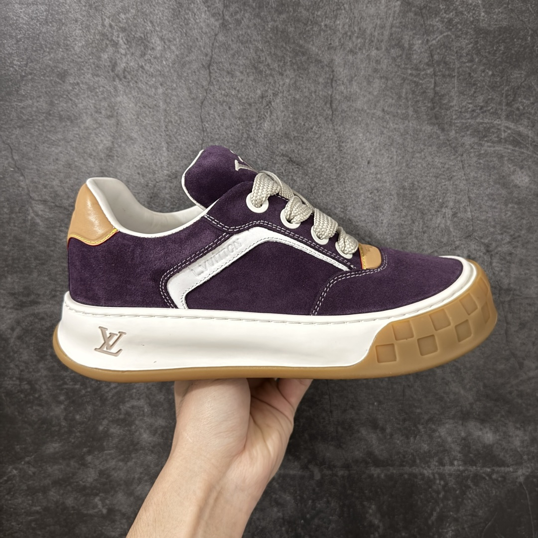 【HS顶级礼盒版】LV 路易威登LOUIS VUITTON Tilted Low Sneakers 倾斜系列低帮复古休闲运动文化百搭板鞋 2026早春款板鞋 饼干鞋 礼盒包装 私模开发大底 正确细节 原鞋原材料1：1打造 完美版型做工 欢迎对比市场任何品质的货品 广东原产 专业LV大厂出品 正确底 大底开发近半年 原楦型开发纸版 全鞋原材料打造 细节 针车 烫金 中底无可挑剔 包装说明书防尘布袋物件(附送官方快递加固牛皮纸外盒!!)# 尺码：39 40 41 42 43 44 45 46-选品中心