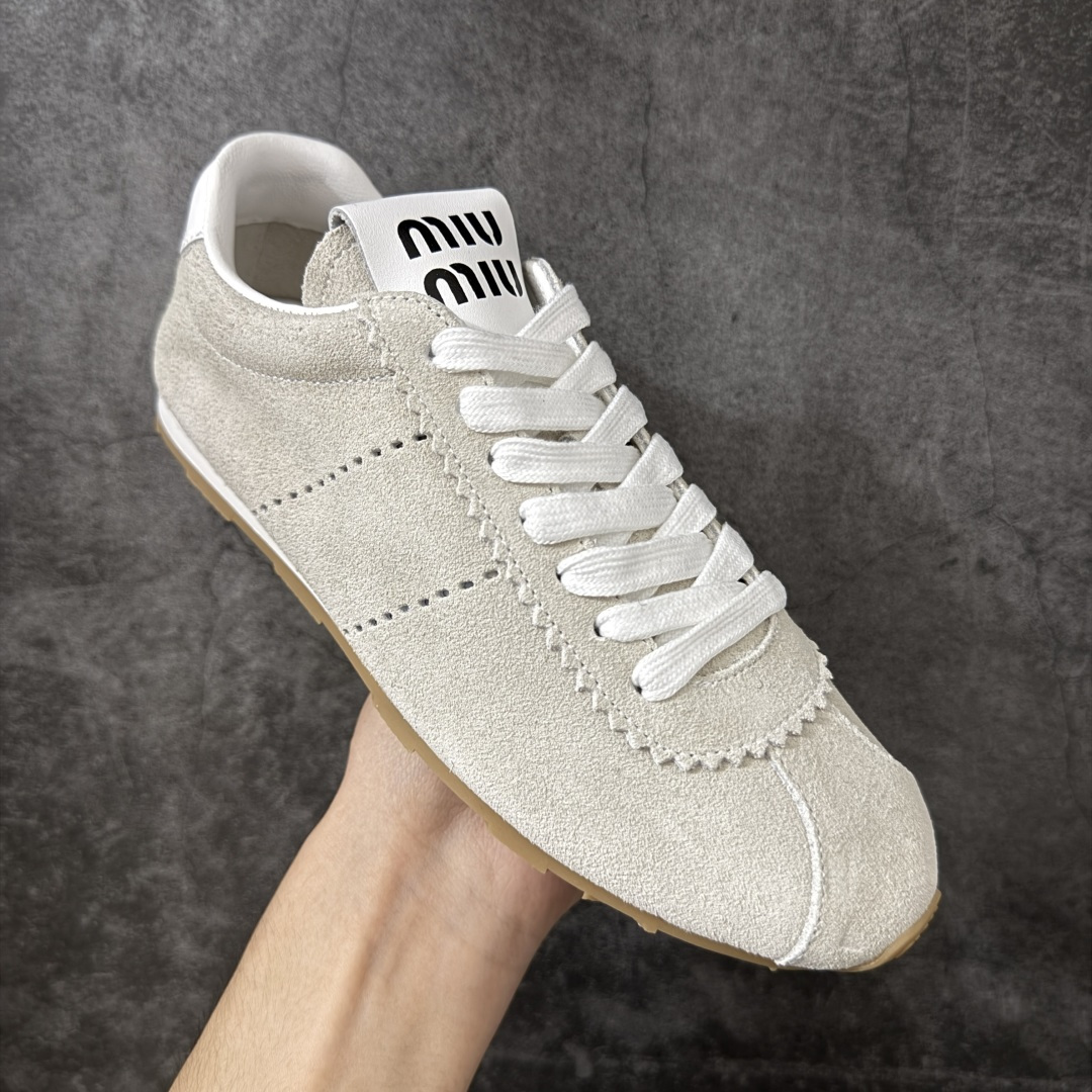 图片[3]-【莞产礼盒版】Miumiu 26ss 春夏德训老爹鞋 精湛工艺、精致材料与简约轻盈设计邂逅于新款Miu Miu运动鞋。标志性徽标装点鞋舌与背面。 鞋面饰穿孔细节 帶衬里 鞋舌和鞋跟饰丝网印刷徽标 扁平鞋带开合 鞋底花纹设计 可拆卸包覆内底 尺码：35 36 37 38 39 40-选品中心