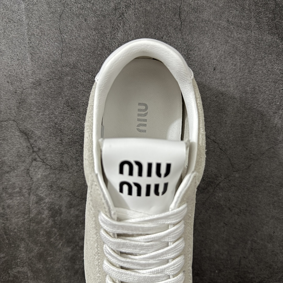 图片[8]-【莞产礼盒版】Miumiu 26ss 春夏德训老爹鞋 精湛工艺、精致材料与简约轻盈设计邂逅于新款Miu Miu运动鞋。标志性徽标装点鞋舌与背面。 鞋面饰穿孔细节 帶衬里 鞋舌和鞋跟饰丝网印刷徽标 扁平鞋带开合 鞋底花纹设计 可拆卸包覆内底 尺码：35 36 37 38 39 40-选品中心