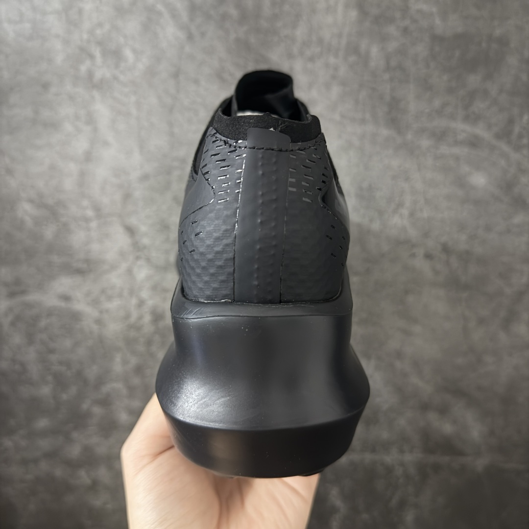 图片[4]-【公司级】CDG x Salomon 萨洛蒙 联名款XT-6 系列 玛丽珍厚底 休闲 运动鞋 476719 原版购入开发 做货 独立私模 原材料打造 一比一原版细节 延续品牌设计基因，融合简约的设计和实用的技术性 联名鞋款依旧是黑白简约配色，鞋身上的品牌字样也体现出极简主义的设计风格 搭配Contagrip 橡胶厚底鞋底设计，重新演绎的鞋面部分则以Pulsar Advanced袜套式轮廓替换了之前抽绳鞋带 并饰有网眼、抗撕裂材质鞋面、防水胶条以及尼龙拉环等细节 面料： 原版定制进口科技面料 内里： 原版进口透气网里 大底： 原版开模超轻发泡材质 底厚： 6.5CM 尺码：35-40-选品中心
