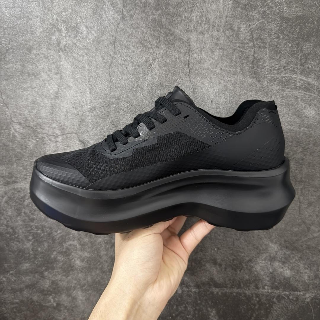 图片[2]-【公司级】CDG x Salomon 萨洛蒙 联名款XT-6 系列 玛丽珍厚底 休闲 运动鞋 476719 原版购入开发 做货 独立私模 原材料打造 一比一原版细节 延续品牌设计基因，融合简约的设计和实用的技术性 联名鞋款依旧是黑白简约配色，鞋身上的品牌字样也体现出极简主义的设计风格 搭配Contagrip 橡胶厚底鞋底设计，重新演绎的鞋面部分则以Pulsar Advanced袜套式轮廓替换了之前抽绳鞋带 并饰有网眼、抗撕裂材质鞋面、防水胶条以及尼龙拉环等细节 面料： 原版定制进口科技面料 内里： 原版进口透气网里 大底： 原版开模超轻发泡材质 底厚： 6.5CM 尺码：35-40-选品中心