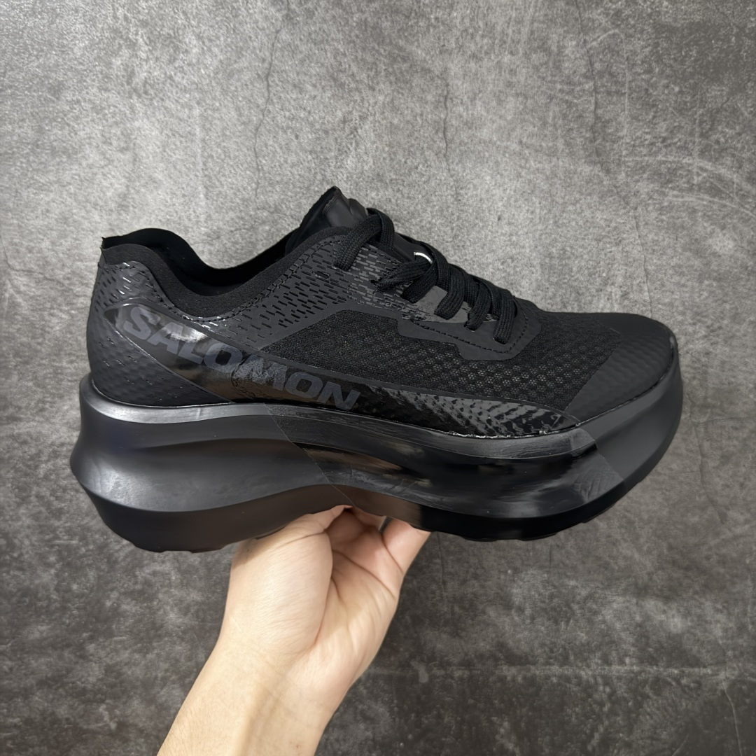 【公司级】CDG x Salomon 萨洛蒙 联名款XT-6 系列 玛丽珍厚底 休闲 运动鞋 476719 原版购入开发 做货 独立私模 原材料打造 一比一原版细节 延续品牌设计基因，融合简约的设计和实用的技术性 联名鞋款依旧是黑白简约配色，鞋身上的品牌字样也体现出极简主义的设计风格 搭配Contagrip 橡胶厚底鞋底设计，重新演绎的鞋面部分则以Pulsar Advanced袜套式轮廓替换了之前抽绳鞋带 并饰有网眼、抗撕裂材质鞋面、防水胶条以及尼龙拉环等细节 面料： 原版定制进口科技面料 内里： 原版进口透气网里 大底： 原版开模超轻发泡材质 底厚： 6.5CM 尺码：35-40-选品中心