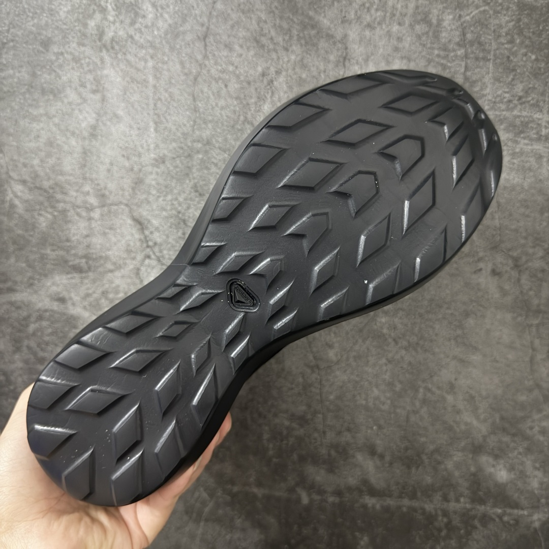 图片[9]-【公司级】CDG x Salomon 萨洛蒙 联名款XT-6 系列 玛丽珍厚底 休闲 运动鞋 476719 原版购入开发 做货 独立私模 原材料打造 一比一原版细节 延续品牌设计基因，融合简约的设计和实用的技术性 联名鞋款依旧是黑白简约配色，鞋身上的品牌字样也体现出极简主义的设计风格 搭配Contagrip 橡胶厚底鞋底设计，重新演绎的鞋面部分则以Pulsar Advanced袜套式轮廓替换了之前抽绳鞋带 并饰有网眼、抗撕裂材质鞋面、防水胶条以及尼龙拉环等细节 面料： 原版定制进口科技面料 内里： 原版进口透气网里 大底： 原版开模超轻发泡材质 底厚： 6.5CM 尺码：35-40-选品中心