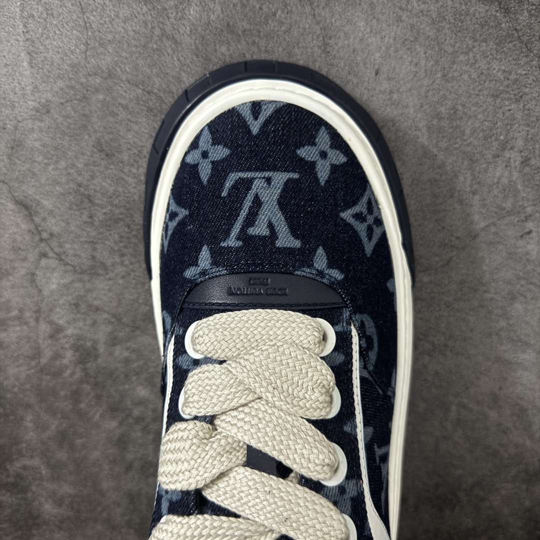 图片[5]-【广东礼盒版】LOUIS VUITTON Tilted 系列｜2026 早春全新上架 LV 路易威登 Tilted Low Sneakers 倾斜系列低帮复古休闲运动板鞋 男鞋｜广东原产｜市售顶级）版本 ✦ 升级原楦型开发纸版，鞋型更立体更正 ✦ Monogram 丹宁布鞋面，质感高级耐看 ✦ 鞋垫嵌入EVA软脚感物料，回弹舒适 ✦ 后跟耐弯折滴塑支撑片，稳定不塌 ✦ 全新开发TPR光泽组合隔色鞋底 ✦ LV组合 TPU 生胶底结构，行走稳、耐磨强 ✦ 原版购入开发 ✦ 厚实抽屉式礼品鞋盒 ✦ 原装包装说明书＋防尘布袋 ✦ 附送官方快递加固牛皮纸外盒 法国巴黎百年奢侈品牌 LOUIS VUITTON 路易威登 尺码：39 40 41 42 43 44 45-选品中心