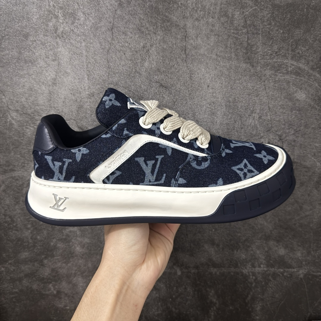 【广东礼盒版】LOUIS VUITTON Tilted 系列|2026 早春全新上架 LV 路易威登 Tilted Low Sneakers 倾斜系列低帮复古休闲运动板鞋 男鞋|广东原产|市售顶级)版本 ✦ 升级原楦型开发纸版,鞋型更立体更正 ✦ Monogram 丹宁布鞋面,质感高级耐看 ✦ 鞋垫嵌入EVA软脚感物料,回弹舒适 ✦ 后跟耐弯折滴塑支撑片,稳定不塌 ✦ 全新开发TPR光泽组合隔色鞋底 ✦ LV组合 TPU 生胶底结构,行走稳、耐磨强 ✦ 原版购入开发 ✦ 厚实抽屉式礼品鞋盒 ✦ 原装包装说明书+防尘布袋 ✦ 附送官方快递加固牛皮纸外盒 法国巴黎百年奢侈品牌 LOUIS VUITTON 路易威登 尺码:39 40 41 42 43 44 45-选品中心