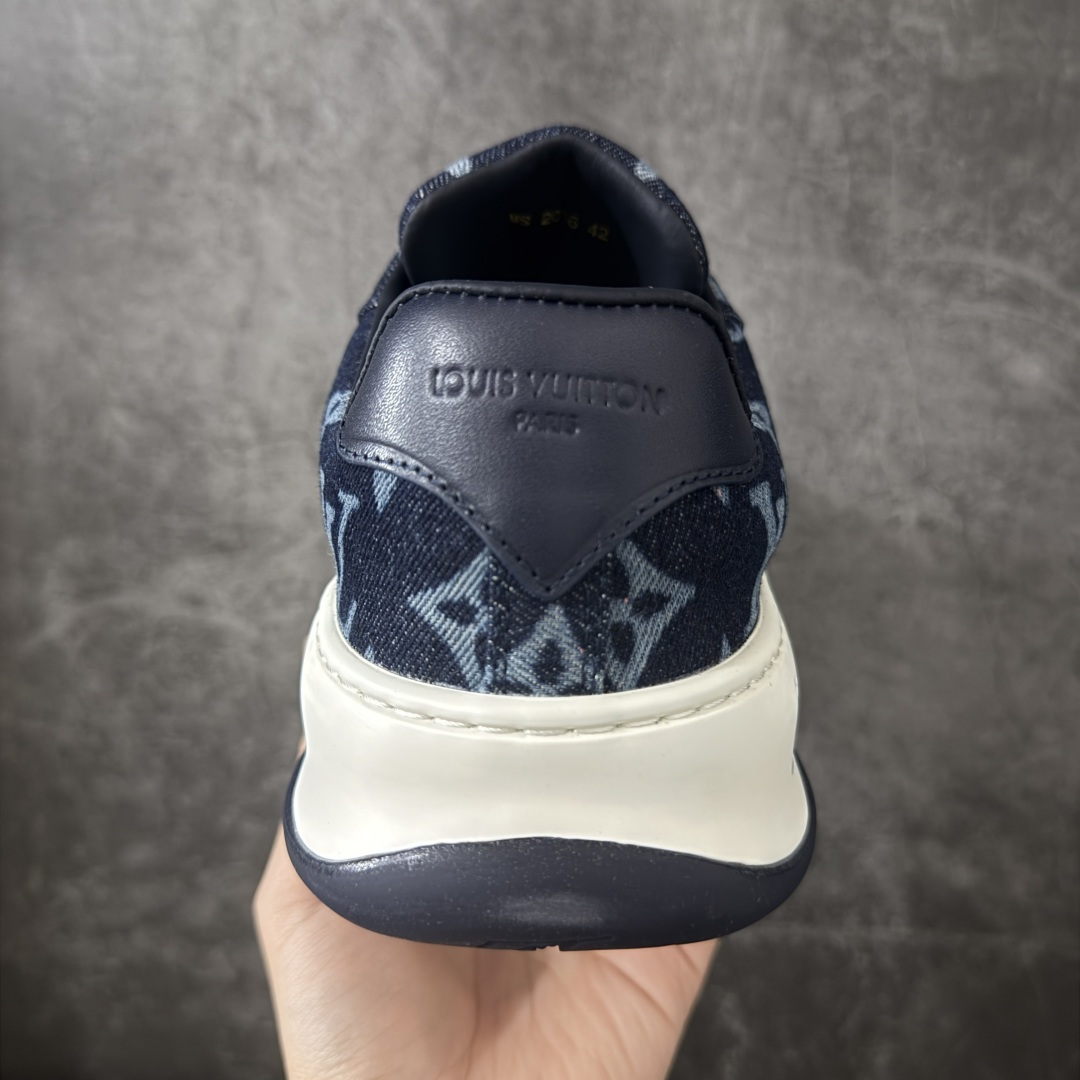 图片[4]-【广东礼盒版】LOUIS VUITTON Tilted 系列｜2026 早春全新上架 LV 路易威登 Tilted Low Sneakers 倾斜系列低帮复古休闲运动板鞋 男鞋｜广东原产｜市售顶级）版本 ✦ 升级原楦型开发纸版，鞋型更立体更正 ✦ Monogram 丹宁布鞋面，质感高级耐看 ✦ 鞋垫嵌入EVA软脚感物料，回弹舒适 ✦ 后跟耐弯折滴塑支撑片，稳定不塌 ✦ 全新开发TPR光泽组合隔色鞋底 ✦ LV组合 TPU 生胶底结构，行走稳、耐磨强 ✦ 原版购入开发 ✦ 厚实抽屉式礼品鞋盒 ✦ 原装包装说明书＋防尘布袋 ✦ 附送官方快递加固牛皮纸外盒 法国巴黎百年奢侈品牌 LOUIS VUITTON 路易威登 尺码：39 40 41 42 43 44 45-选品中心