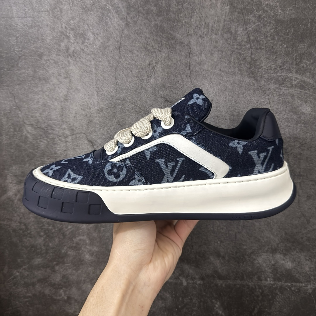 图片[2]-【广东礼盒版】LOUIS VUITTON Tilted 系列｜2026 早春全新上架 LV 路易威登 Tilted Low Sneakers 倾斜系列低帮复古休闲运动板鞋 男鞋｜广东原产｜市售顶级）版本 ✦ 升级原楦型开发纸版，鞋型更立体更正 ✦ Monogram 丹宁布鞋面，质感高级耐看 ✦ 鞋垫嵌入EVA软脚感物料，回弹舒适 ✦ 后跟耐弯折滴塑支撑片，稳定不塌 ✦ 全新开发TPR光泽组合隔色鞋底 ✦ LV组合 TPU 生胶底结构，行走稳、耐磨强 ✦ 原版购入开发 ✦ 厚实抽屉式礼品鞋盒 ✦ 原装包装说明书＋防尘布袋 ✦ 附送官方快递加固牛皮纸外盒 法国巴黎百年奢侈品牌 LOUIS VUITTON 路易威登 尺码：39 40 41 42 43 44 45-选品中心