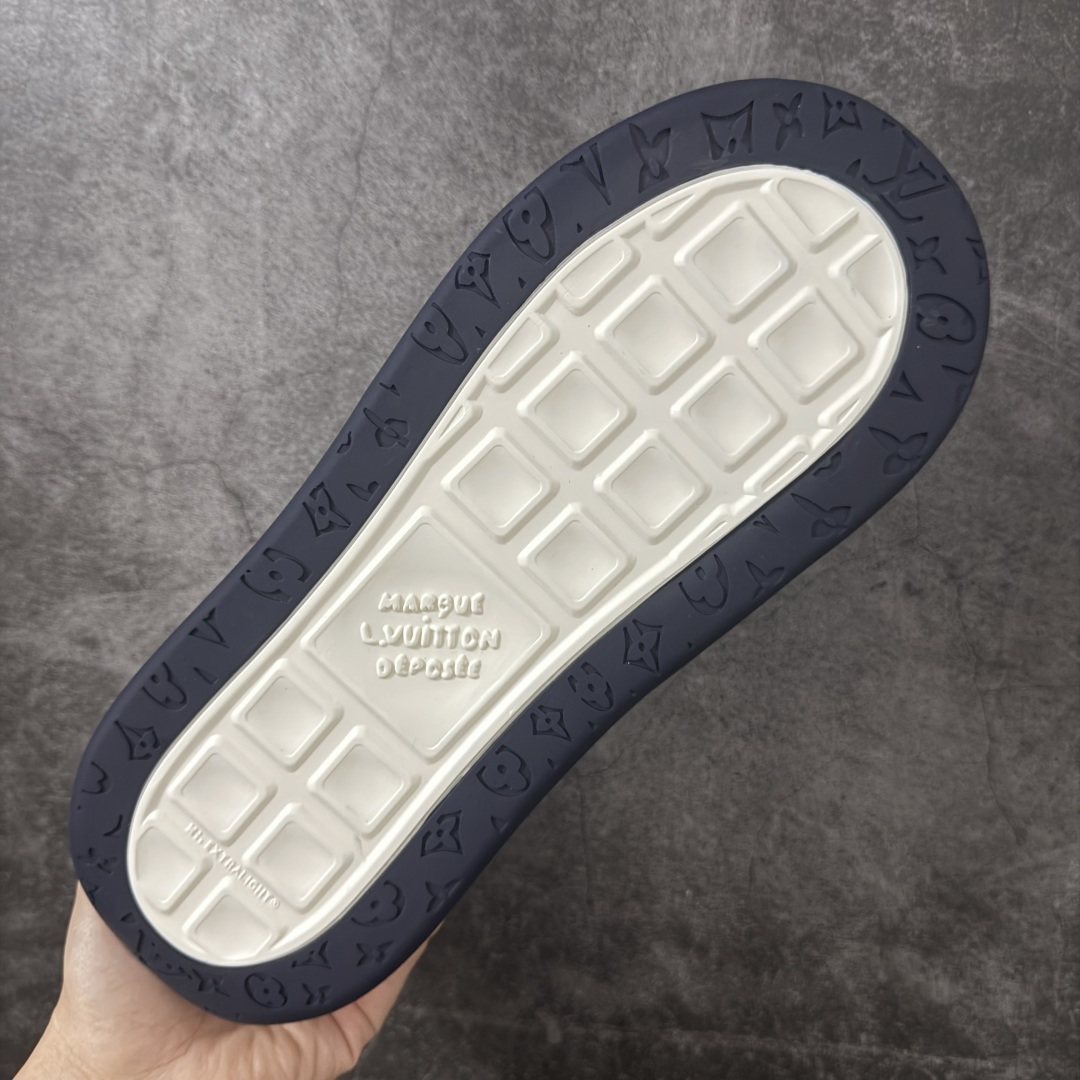 图片[9]-【广东礼盒版】LOUIS VUITTON Tilted 系列｜2026 早春全新上架 LV 路易威登 Tilted Low Sneakers 倾斜系列低帮复古休闲运动板鞋 男鞋｜广东原产｜市售顶级）版本 ✦ 升级原楦型开发纸版，鞋型更立体更正 ✦ Monogram 丹宁布鞋面，质感高级耐看 ✦ 鞋垫嵌入EVA软脚感物料，回弹舒适 ✦ 后跟耐弯折滴塑支撑片，稳定不塌 ✦ 全新开发TPR光泽组合隔色鞋底 ✦ LV组合 TPU 生胶底结构，行走稳、耐磨强 ✦ 原版购入开发 ✦ 厚实抽屉式礼品鞋盒 ✦ 原装包装说明书＋防尘布袋 ✦ 附送官方快递加固牛皮纸外盒 法国巴黎百年奢侈品牌 LOUIS VUITTON 路易威登 尺码：39 40 41 42 43 44 45-选品中心