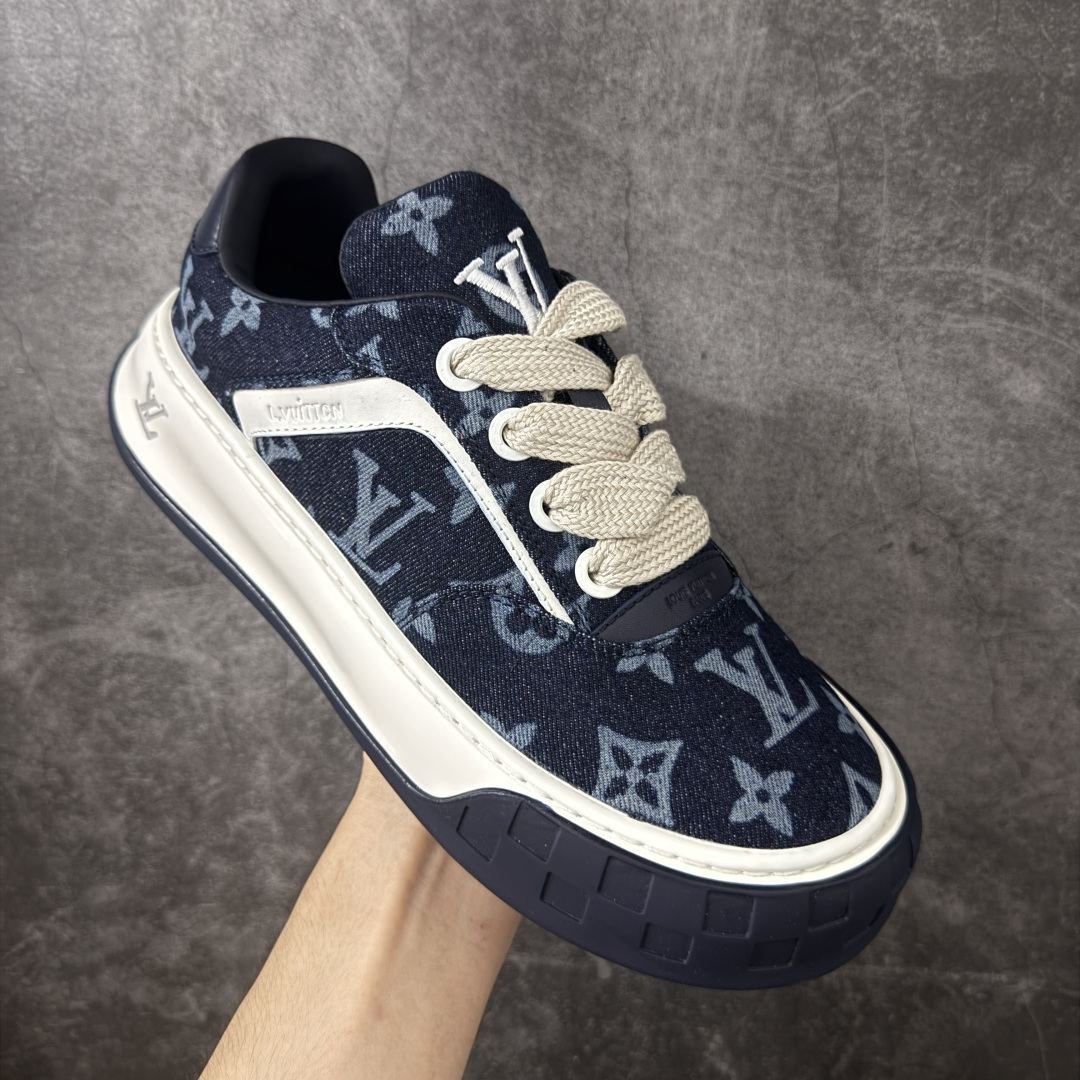 图片[3]-【广东礼盒版】LOUIS VUITTON Tilted 系列｜2026 早春全新上架 LV 路易威登 Tilted Low Sneakers 倾斜系列低帮复古休闲运动板鞋 男鞋｜广东原产｜市售顶级）版本 ✦ 升级原楦型开发纸版，鞋型更立体更正 ✦ Monogram 丹宁布鞋面，质感高级耐看 ✦ 鞋垫嵌入EVA软脚感物料，回弹舒适 ✦ 后跟耐弯折滴塑支撑片，稳定不塌 ✦ 全新开发TPR光泽组合隔色鞋底 ✦ LV组合 TPU 生胶底结构，行走稳、耐磨强 ✦ 原版购入开发 ✦ 厚实抽屉式礼品鞋盒 ✦ 原装包装说明书＋防尘布袋 ✦ 附送官方快递加固牛皮纸外盒 法国巴黎百年奢侈品牌 LOUIS VUITTON 路易威登 尺码：39 40 41 42 43 44 45-选品中心