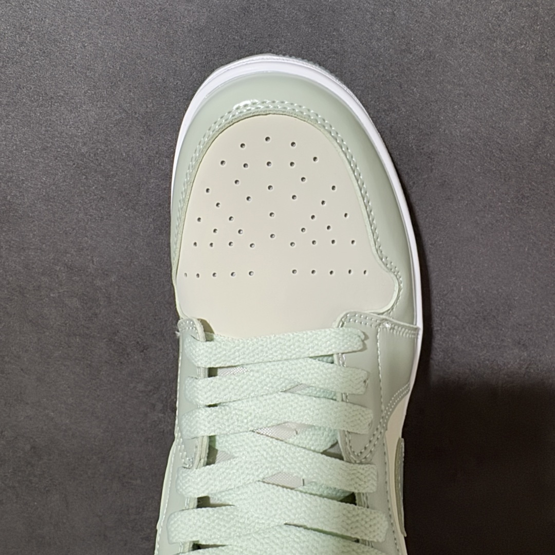 图片[5]-【公司级】Air Jordan 1 Low 乔1 AJ1低帮板鞋 原鞋原档案开发 原档冲孔鞋头 鞋垫背胶工艺 四线拉帮工艺 中底走线规整 原厂织唛标 鞋舌高弹海绵填充 货号：HF4078-100 尺码：36 36.5 37.5 38 38.5 39 40 40.5 41 42 42.5 43 44 44.5 45 46-选品中心