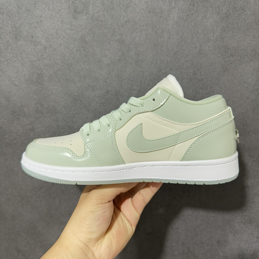图片[2]-【公司级】Air Jordan 1 Low 乔1 AJ1低帮板鞋 原鞋原档案开发 原档冲孔鞋头 鞋垫背胶工艺 四线拉帮工艺 中底走线规整 原厂织唛标 鞋舌高弹海绵填充 货号：HF4078-100 尺码：36 36.5 37.5 38 38.5 39 40 40.5 41 42 42.5 43 44 44.5 45 46-选品中心
