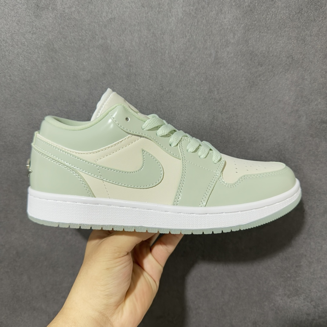 【公司级】Air Jordan 1 Low 乔1 AJ1低帮板鞋 原鞋原档案开发 原档冲孔鞋头 鞋垫背胶工艺 四线拉帮工艺 中底走线规整 原厂织唛标 鞋舌高弹海绵填充 货号：HF4078-100 尺码：36 36.5 37.5 38 38.5 39 40 40.5 41 42 42.5 43 44 44.5 45 46-选品中心