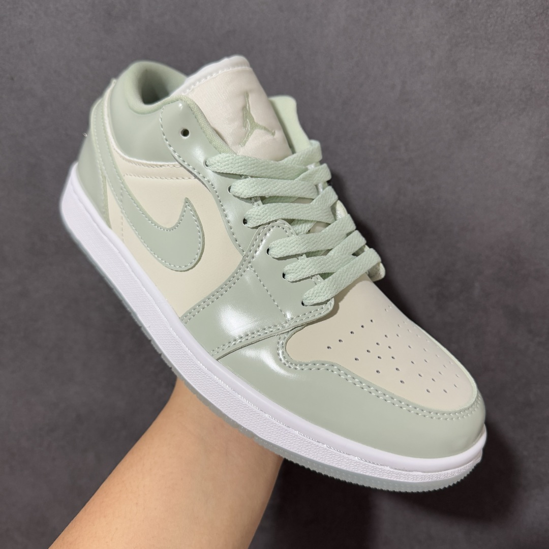 图片[3]-【公司级】Air Jordan 1 Low 乔1 AJ1低帮板鞋 原鞋原档案开发 原档冲孔鞋头 鞋垫背胶工艺 四线拉帮工艺 中底走线规整 原厂织唛标 鞋舌高弹海绵填充 货号：HF4078-100 尺码：36 36.5 37.5 38 38.5 39 40 40.5 41 42 42.5 43 44 44.5 45 46-选品中心