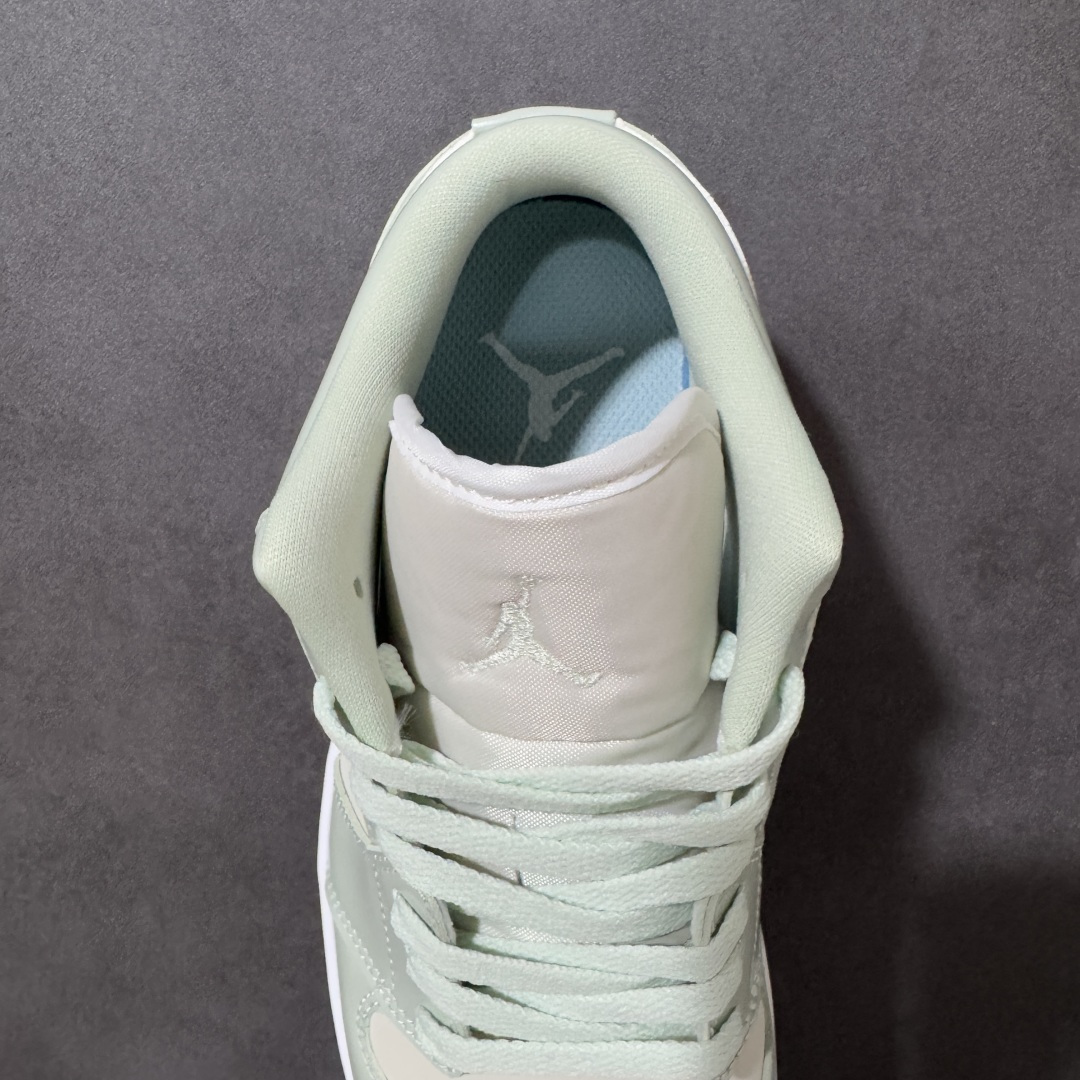 图片[6]-【公司级】Air Jordan 1 Low 乔1 AJ1低帮板鞋 原鞋原档案开发 原档冲孔鞋头 鞋垫背胶工艺 四线拉帮工艺 中底走线规整 原厂织唛标 鞋舌高弹海绵填充 货号：HF4078-100 尺码：36 36.5 37.5 38 38.5 39 40 40.5 41 42 42.5 43 44 44.5 45 46-选品中心