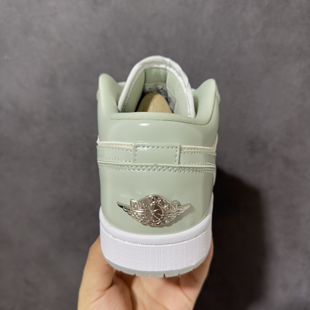 图片[4]-【公司级】Air Jordan 1 Low 乔1 AJ1低帮板鞋 原鞋原档案开发 原档冲孔鞋头 鞋垫背胶工艺 四线拉帮工艺 中底走线规整 原厂织唛标 鞋舌高弹海绵填充 货号：HF4078-100 尺码：36 36.5 37.5 38 38.5 39 40 40.5 41 42 42.5 43 44 44.5 45 46-选品中心