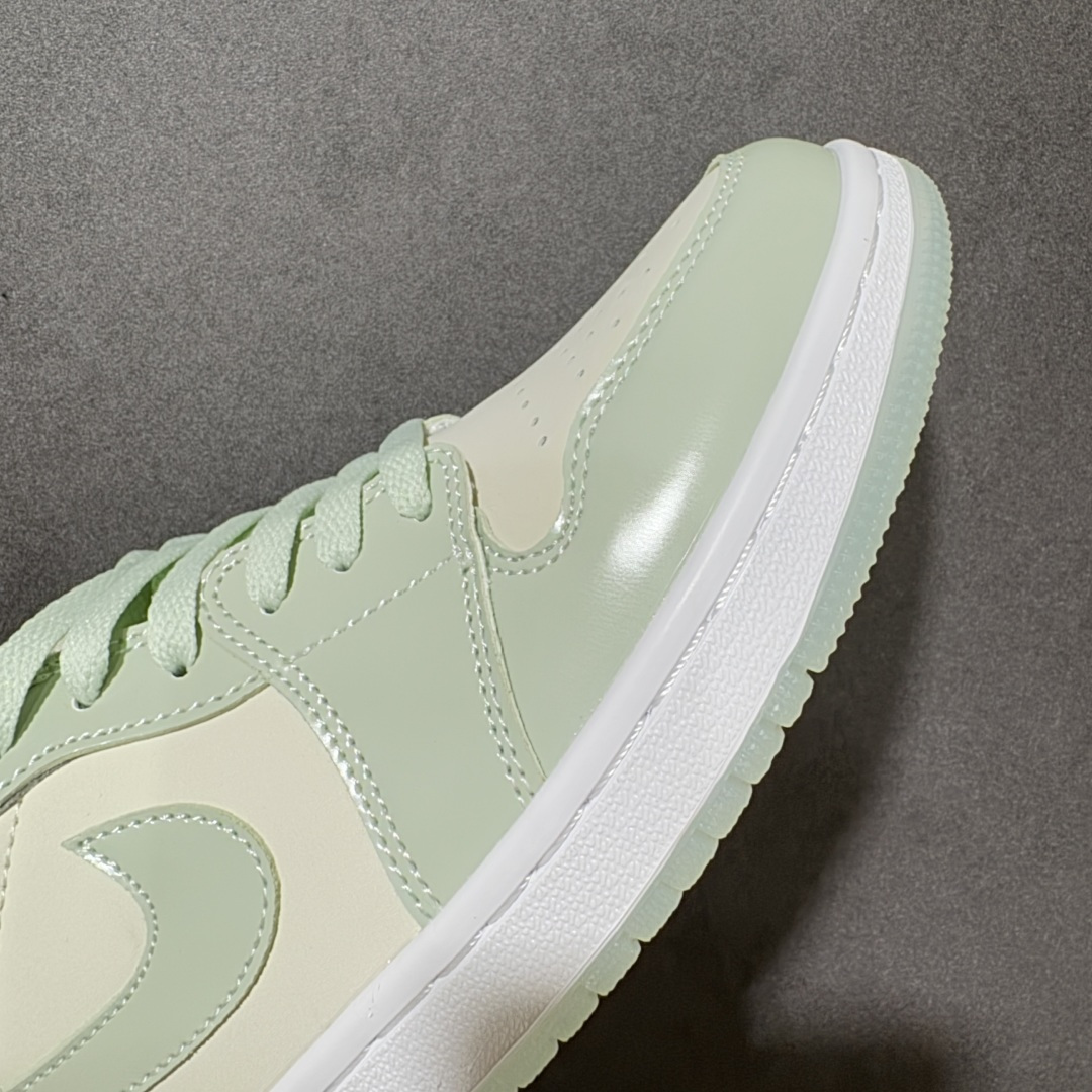 图片[8]-【公司级】Air Jordan 1 Low 乔1 AJ1低帮板鞋 原鞋原档案开发 原档冲孔鞋头 鞋垫背胶工艺 四线拉帮工艺 中底走线规整 原厂织唛标 鞋舌高弹海绵填充 货号：HF4078-100 尺码：36 36.5 37.5 38 38.5 39 40 40.5 41 42 42.5 43 44 44.5 45 46-选品中心