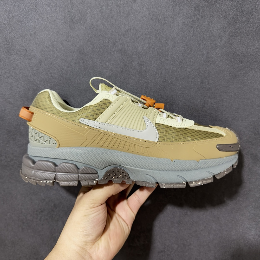 【公司级】Nike Zoom Vomero Roam 耐克 复古休闲运动慢跑鞋 采用环保纤维革饰片组合网眼布鞋面材质 升级正确后跟TPU加固 耐弯折热塑框架支撑鞋身 中底搭载EVA轻量缓震 货号：IM6671-223 尺码：36 36.5 37.5 38 38.5 39 40 40.5 41 42 42.5 43 44 45-选品中心