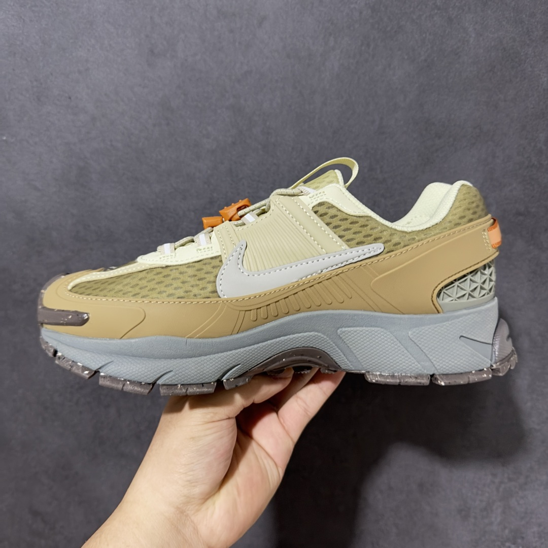 图片[2]-【公司级】Nike Zoom Vomero Roam 耐克 复古休闲运动慢跑鞋 采用环保纤维革饰片组合网眼布鞋面材质 升级正确后跟TPU加固 耐弯折热塑框架支撑鞋身 中底搭载EVA轻量缓震 货号：IM6671-223 尺码：36 36.5 37.5 38 38.5 39 40 40.5 41 42 42.5 43 44 45-选品中心