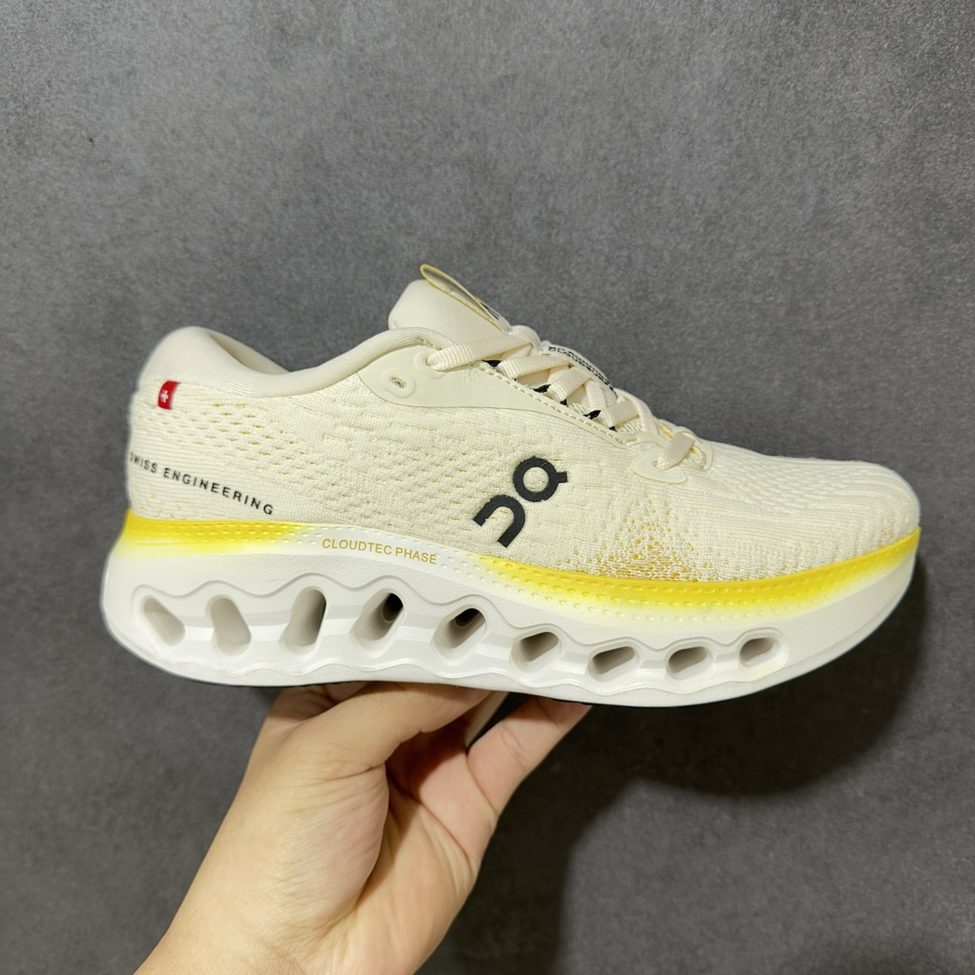 【公司级】昂跑On Cloudtilt 新品男女同款缓震徒步鞋厚底增高运动老爹鞋 云模块高弹eva十橡胶组合，缓震回弹双效合一，抓地力及耐磨性兼备原装进口织物鞋面，厚实兼备透气性，同步原版高频压印及压胶处理，3m反光加持缓震性能提升：cloudtilt 2.0采用了先进的缓震技术，能够有效减少跑步时对关节的冲击，保护运动者的健康。其独特的缓震系统设计能够提供稳定的支撑，确保跑者在跑道上尽情释潜能。 这款运动鞋注重透气性和舒适性，采用轻盈透气的材料，确保双脚在奔跑中感受自由和快感。紧密贴合脚型的设计，提供稳定的支撑，让跑者在奔跑中更加自如。 尺码：36-45无半码-选品中心